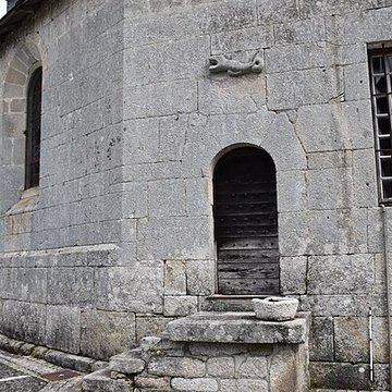 Église Saint-Jacques de Chaumeil et croix