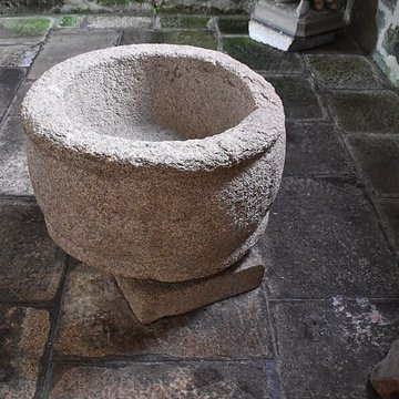 Église Saint-Jacques de Chaumeil et croix