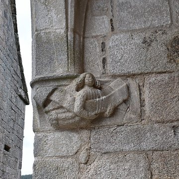 Église Saint-Jacques de Chaumeil et croix