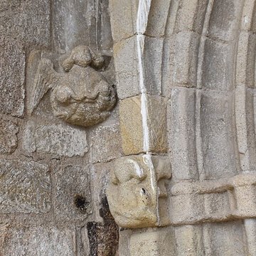 Église Saint-Jacques de Chaumeil et croix
