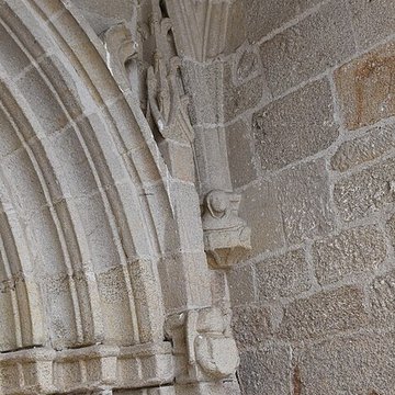 Église Saint-Jacques de Chaumeil et croix