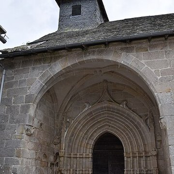 Église Saint-Jacques de Chaumeil et croix