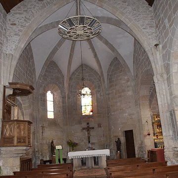 Église Saint-Jacques de Chaumeil et croix