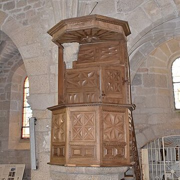 Église Saint-Jacques de Chaumeil et croix