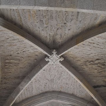Église Saint-Jacques de Chaumeil et croix