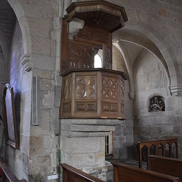 Église Saint-Jacques de Chaumeil et croix
