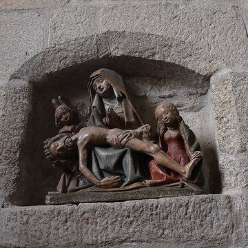 Église Saint-Jacques de Chaumeil et croix