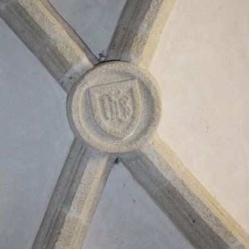 Église Saint-Jacques de Chaumeil et croix