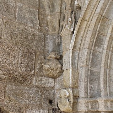 Église Saint-Jacques de Chaumeil et croix