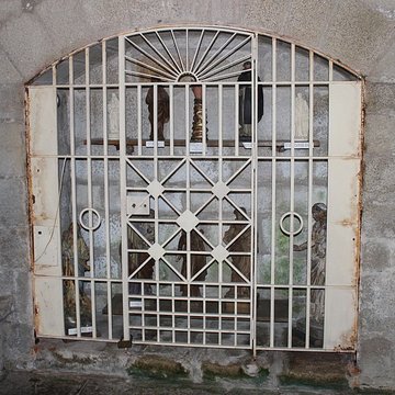 Église Saint-Jacques de Chaumeil et croix