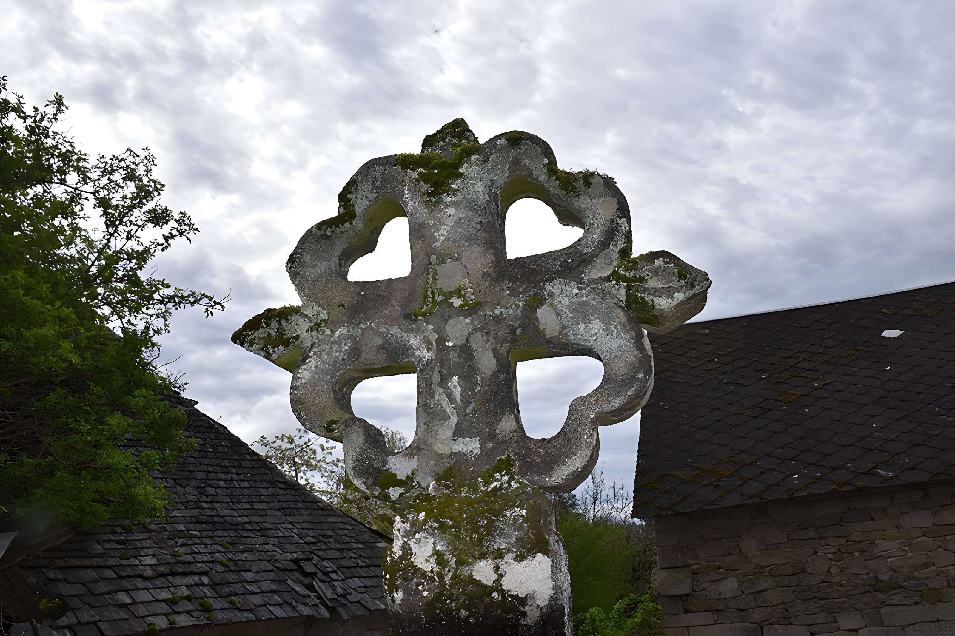 Église Saint-Jacques de Chaumeil et croix