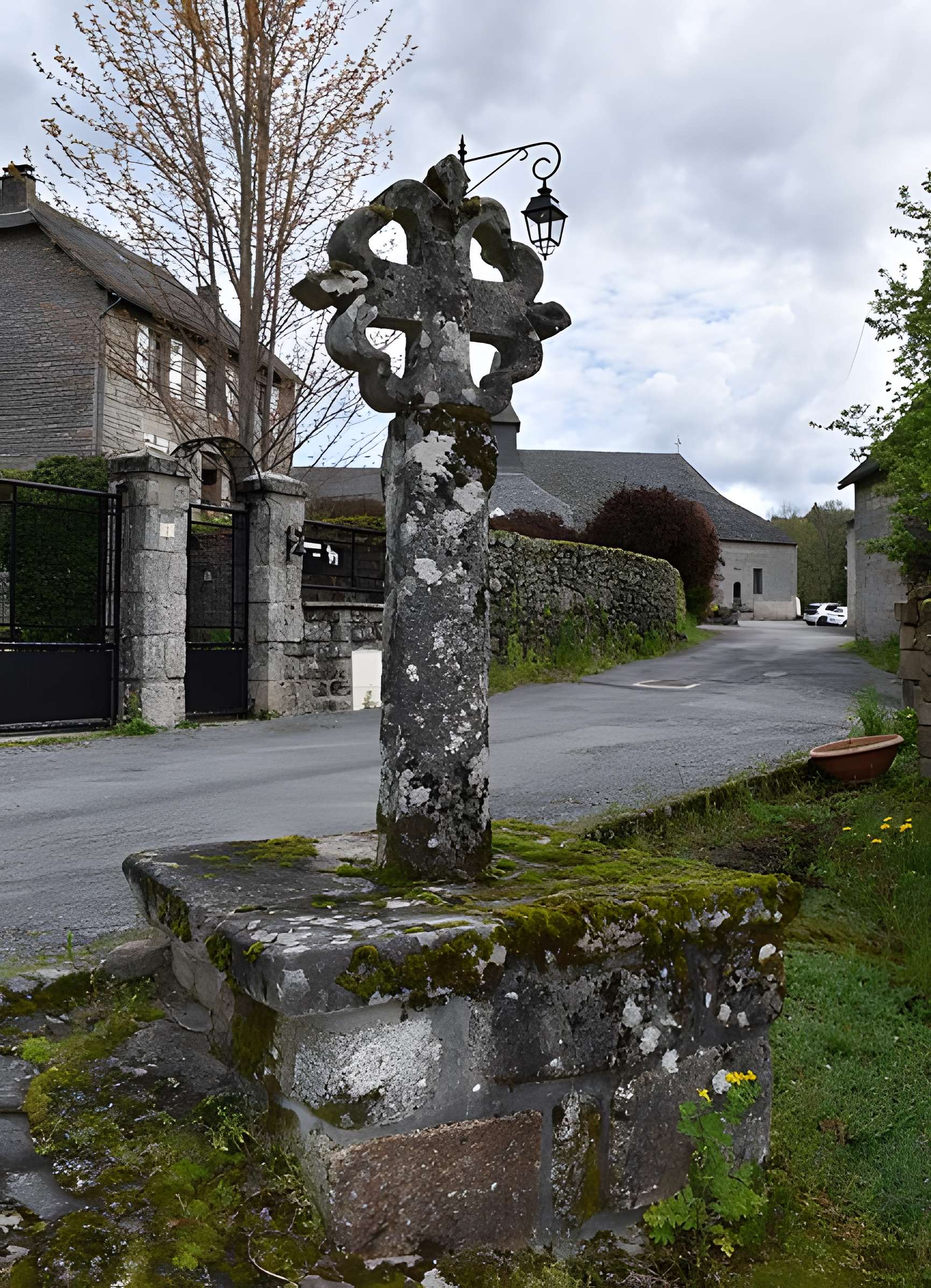 Église Saint-Jacques de Chaumeil et croix