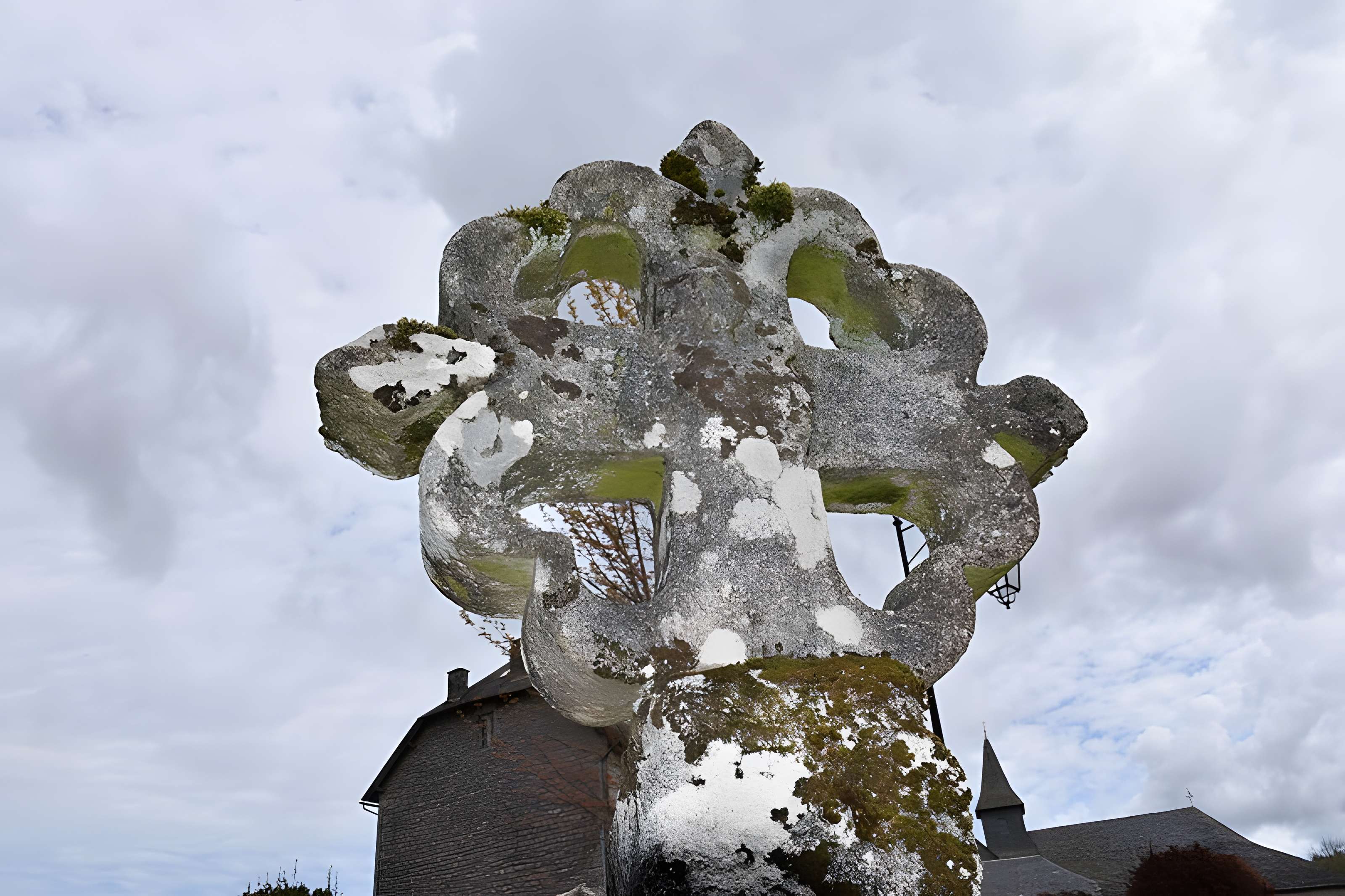 Église Saint-Jacques de Chaumeil et croix