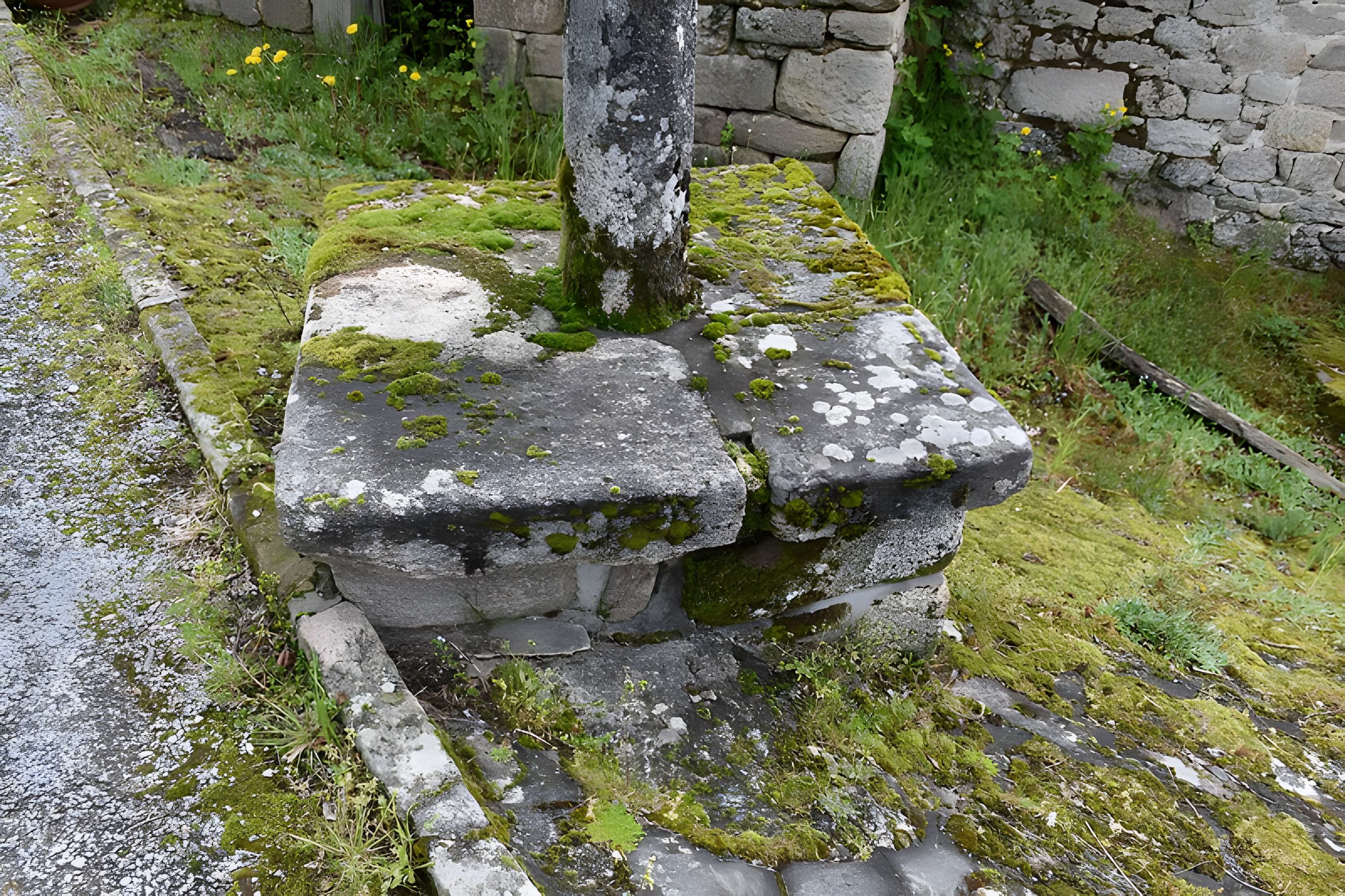 Église Saint-Jacques de Chaumeil et croix