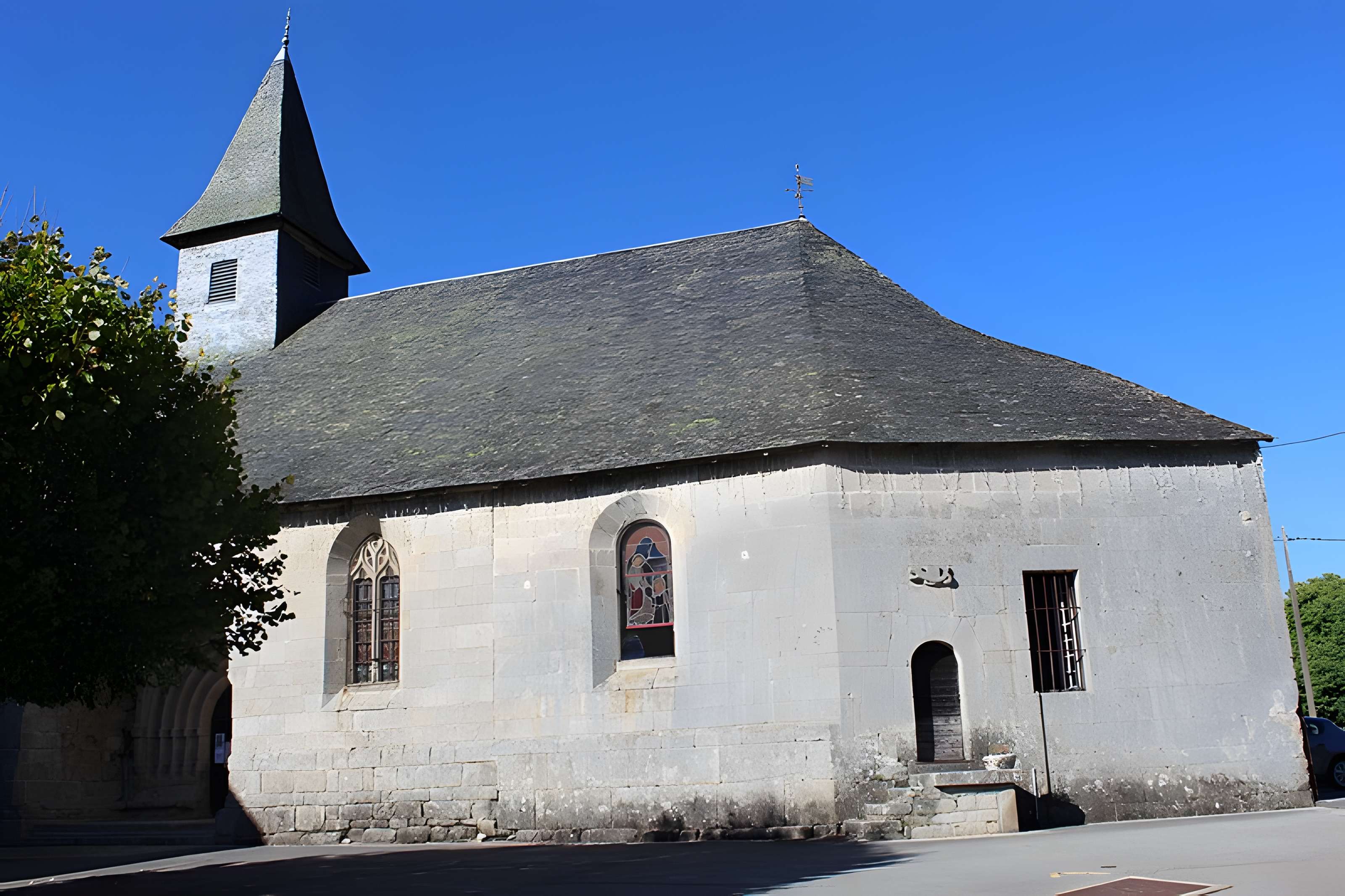 Église Saint-Jacques de Chaumeil et croix