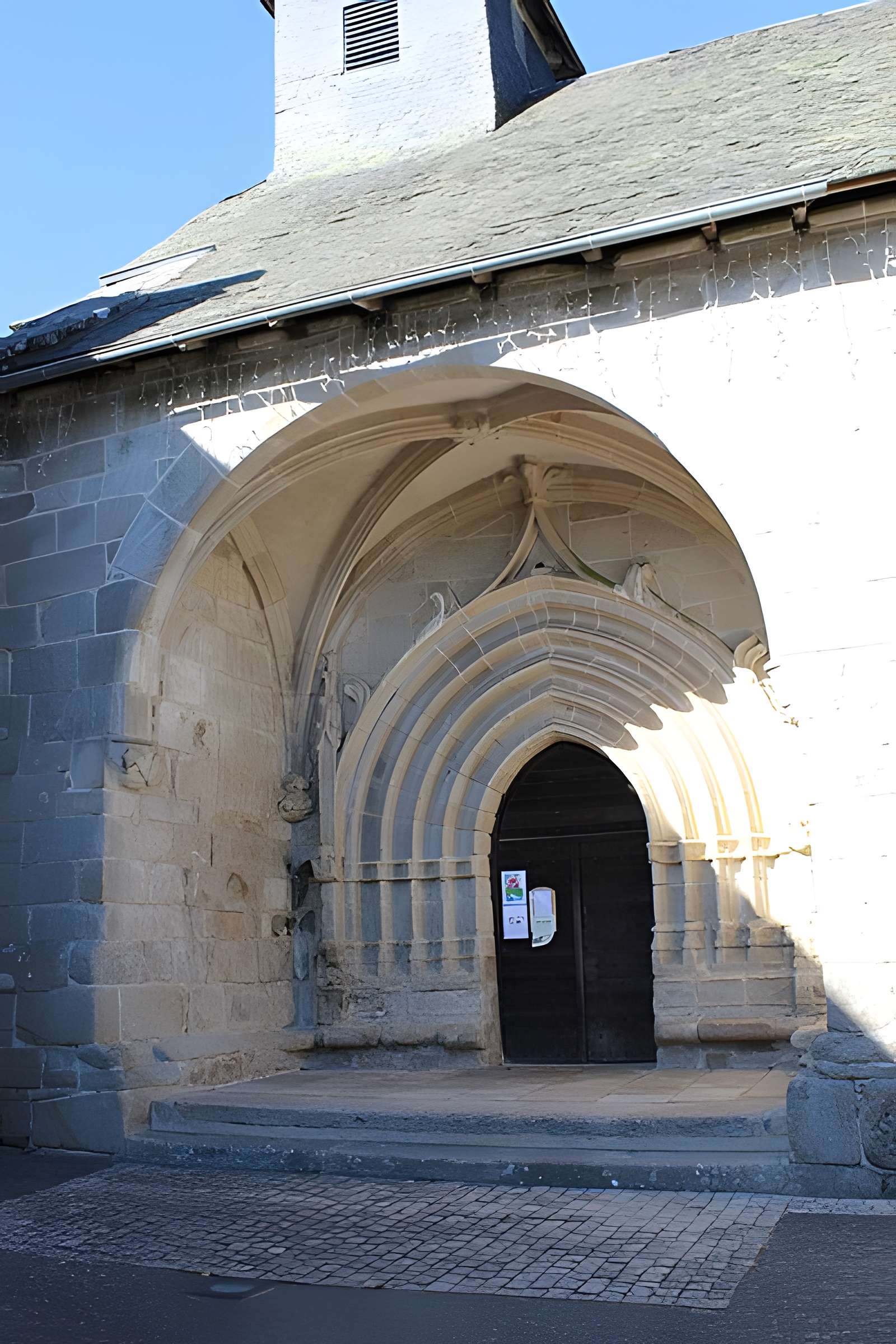 Église Saint-Jacques de Chaumeil et croix