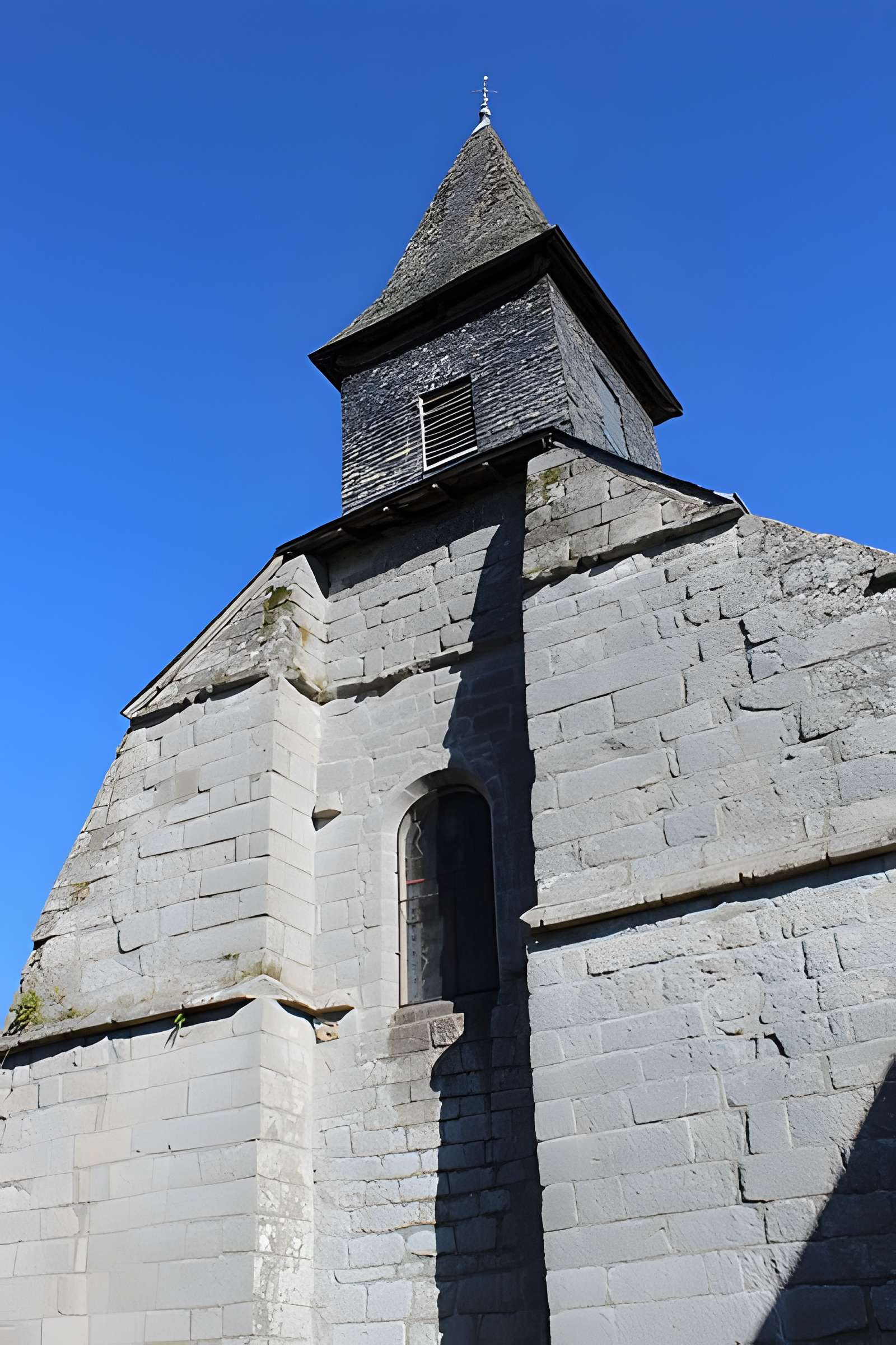 Église Saint-Jacques de Chaumeil et croix