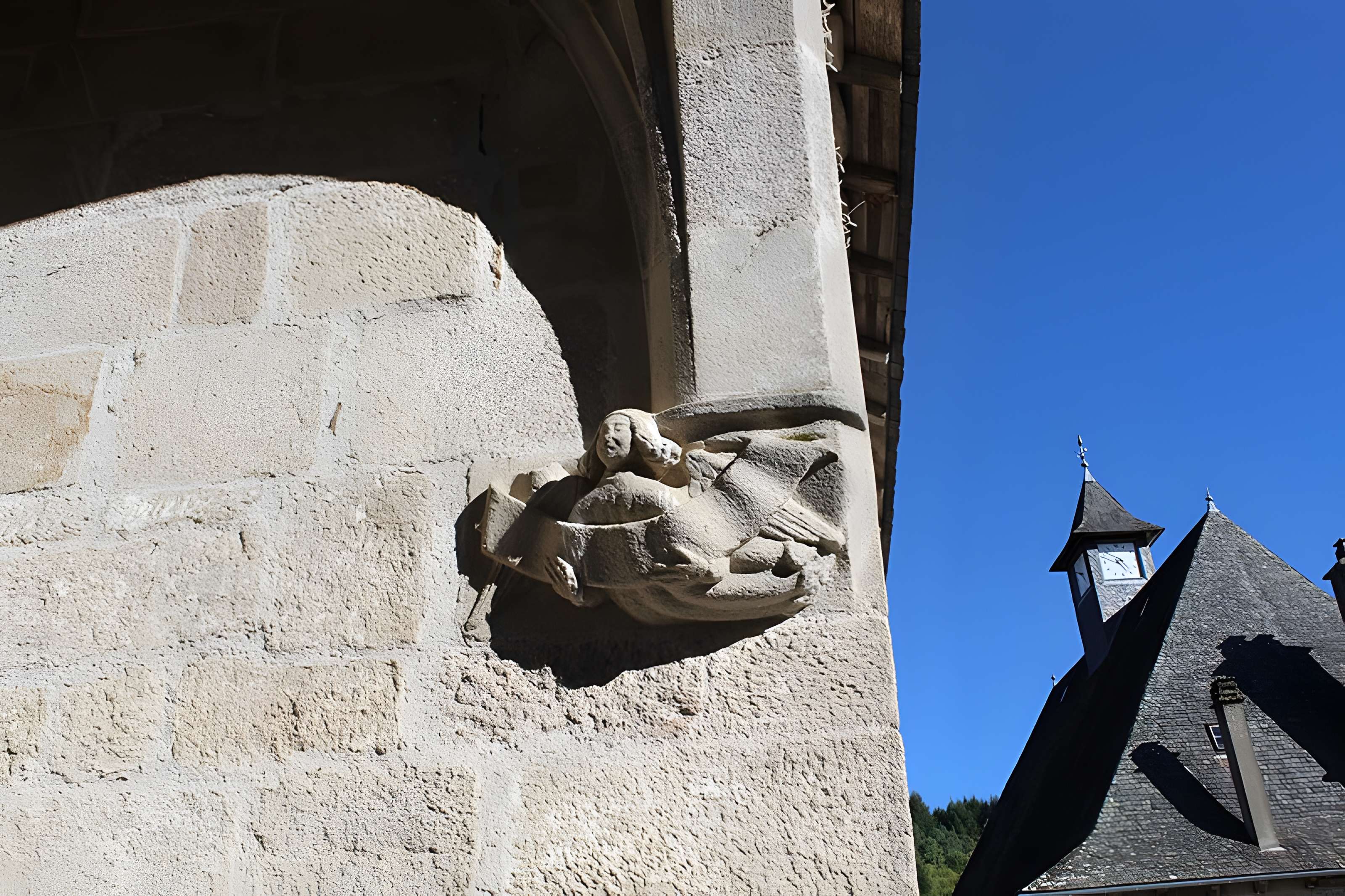 Église Saint-Jacques de Chaumeil et croix