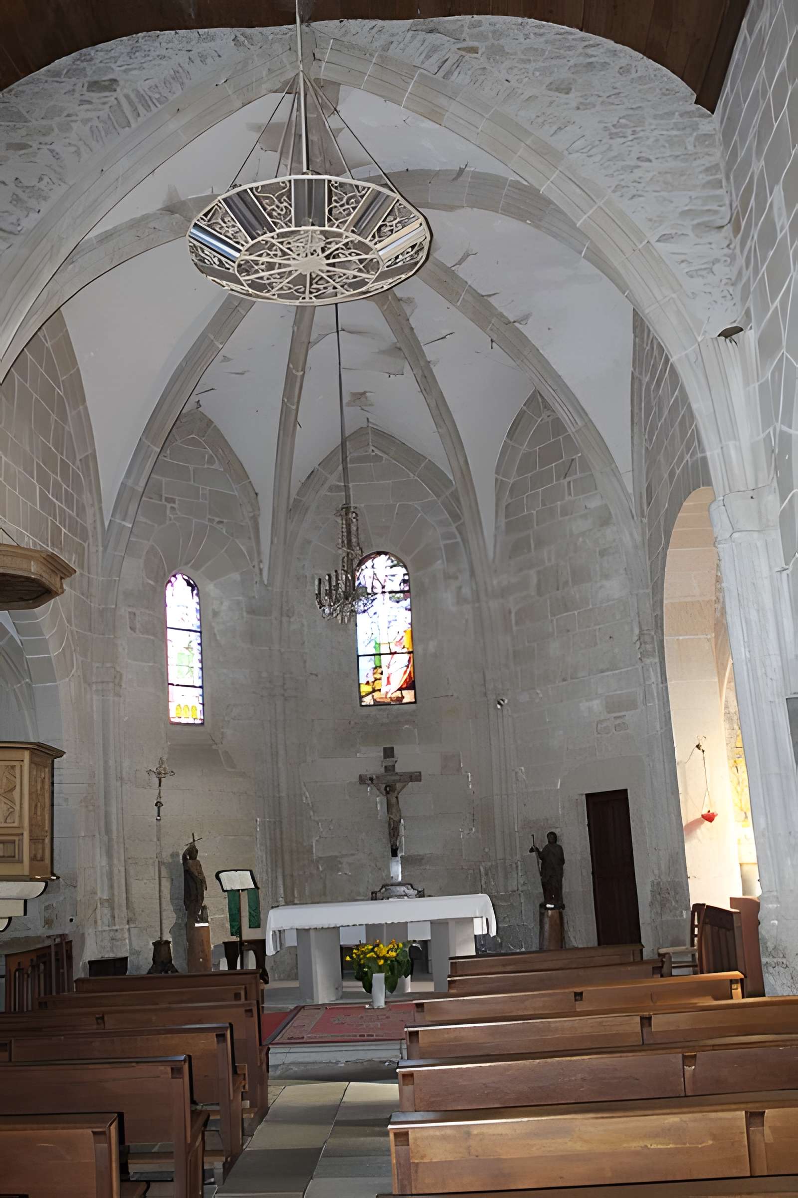Église Saint-Jacques de Chaumeil et croix