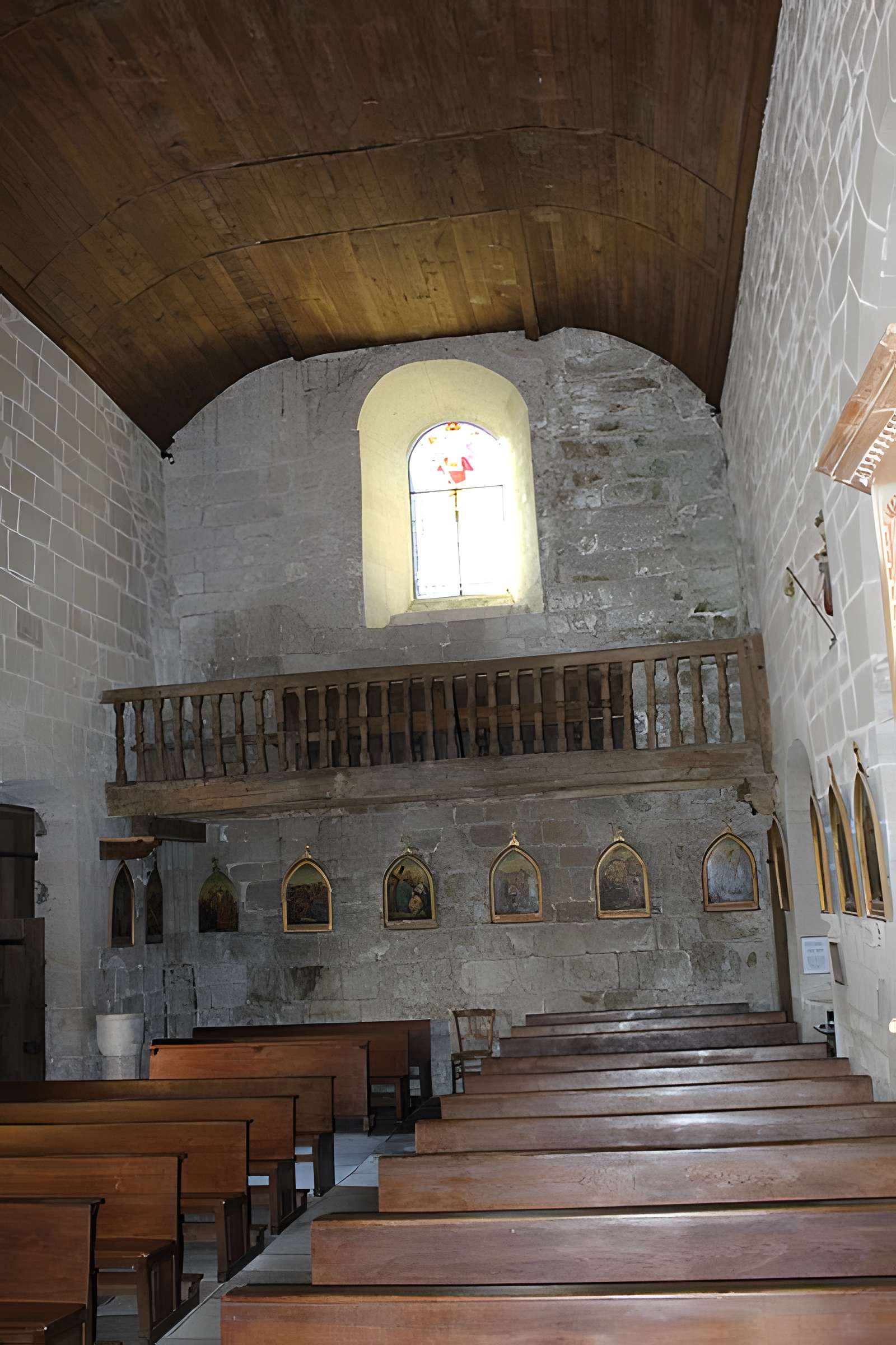 Église Saint-Jacques de Chaumeil et croix