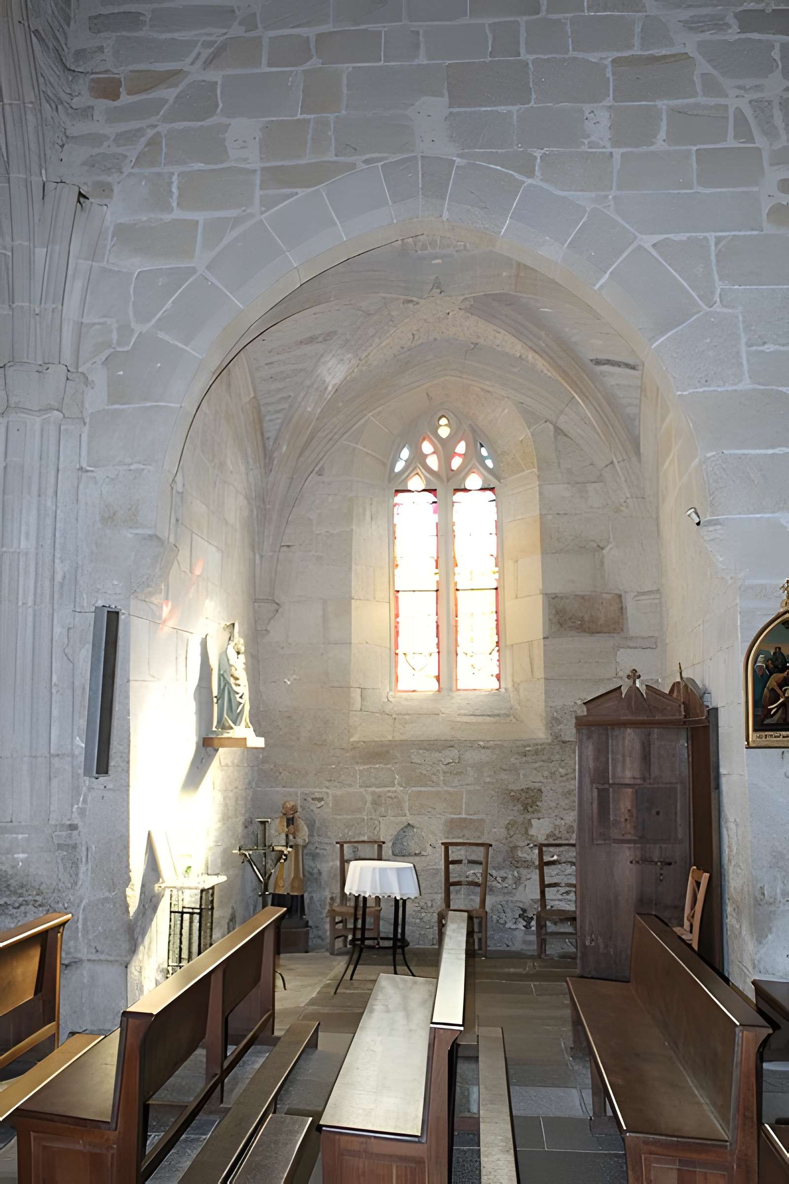 Église Saint-Jacques de Chaumeil et croix