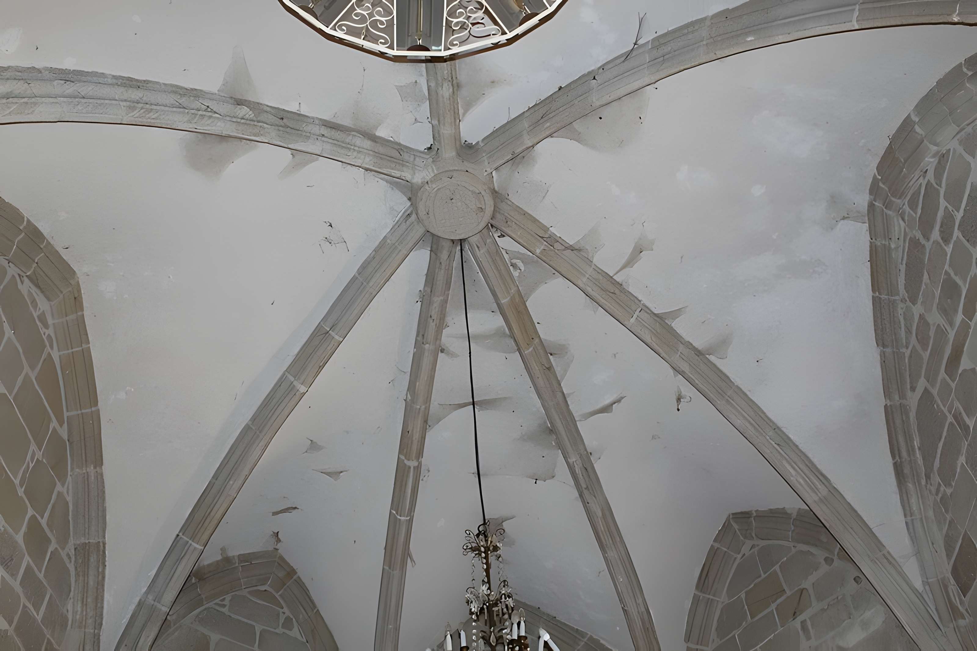 Église Saint-Jacques de Chaumeil et croix