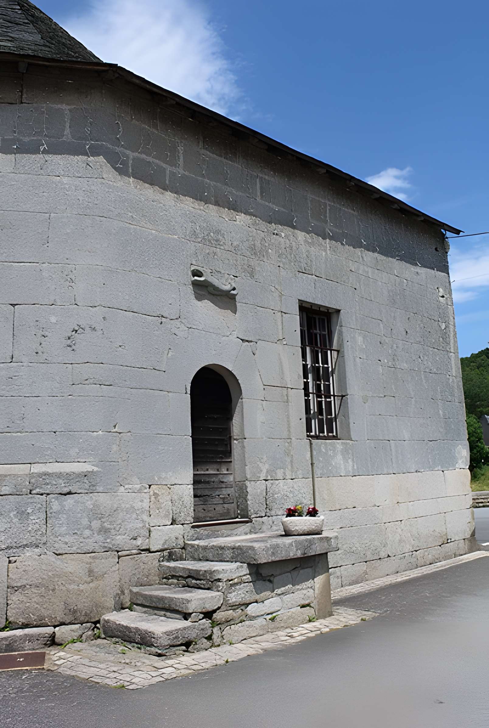 Église Saint-Jacques de Chaumeil et croix