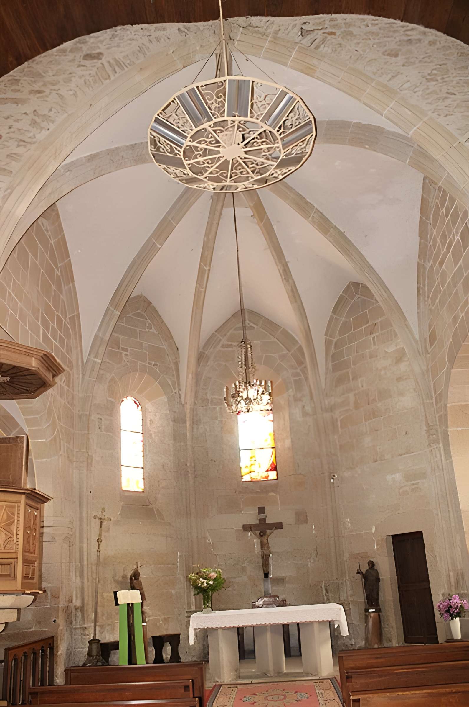 Église Saint-Jacques de Chaumeil et croix