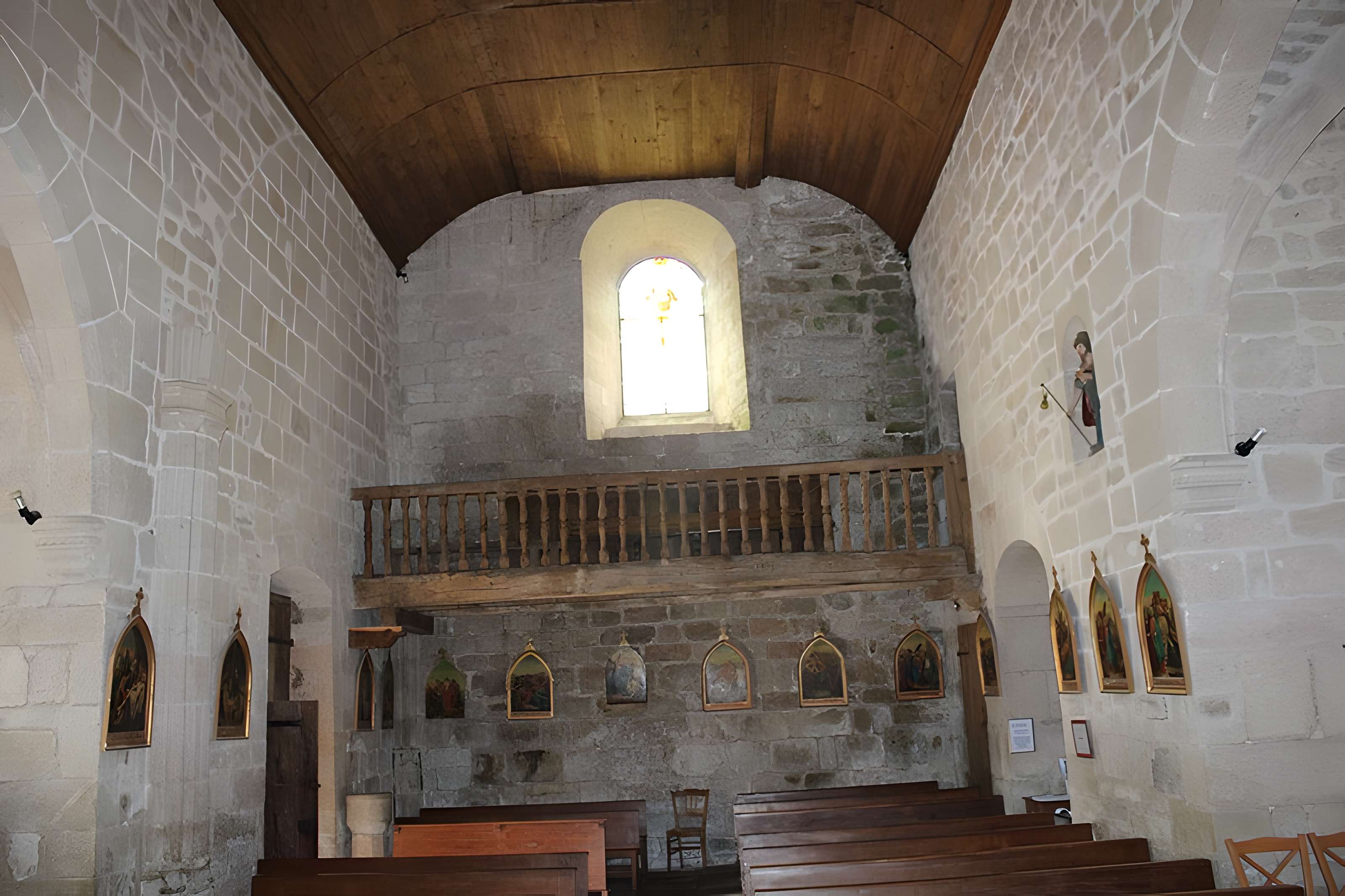Église Saint-Jacques de Chaumeil et croix