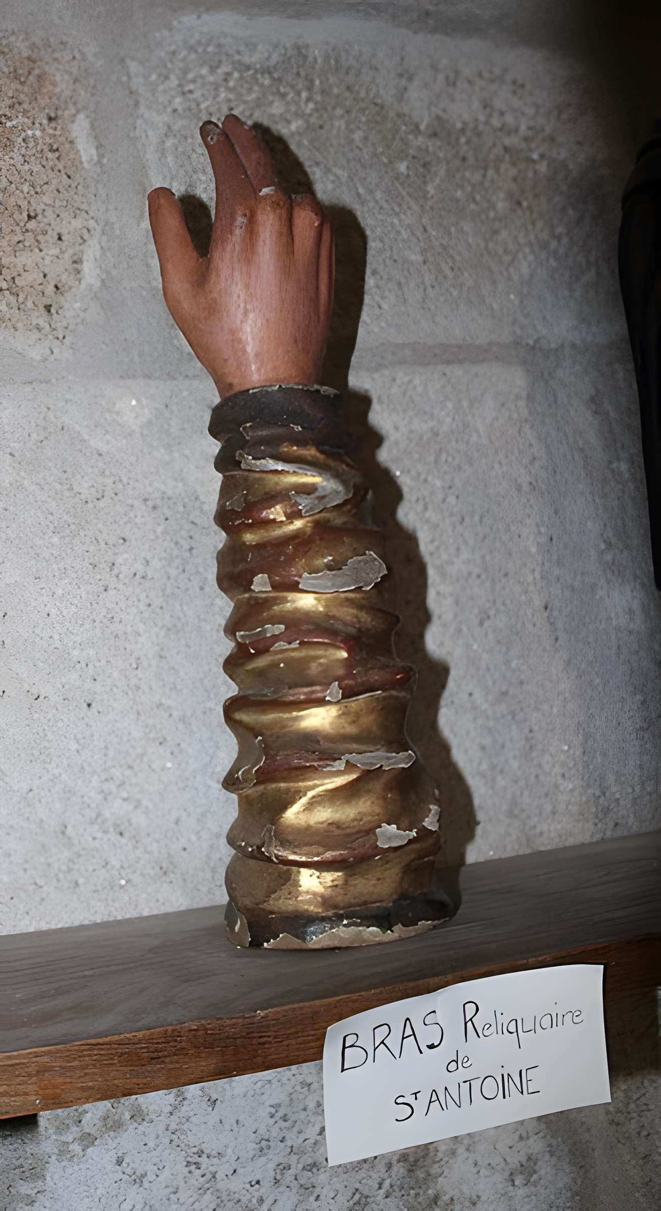 Église Saint-Jacques de Chaumeil et croix