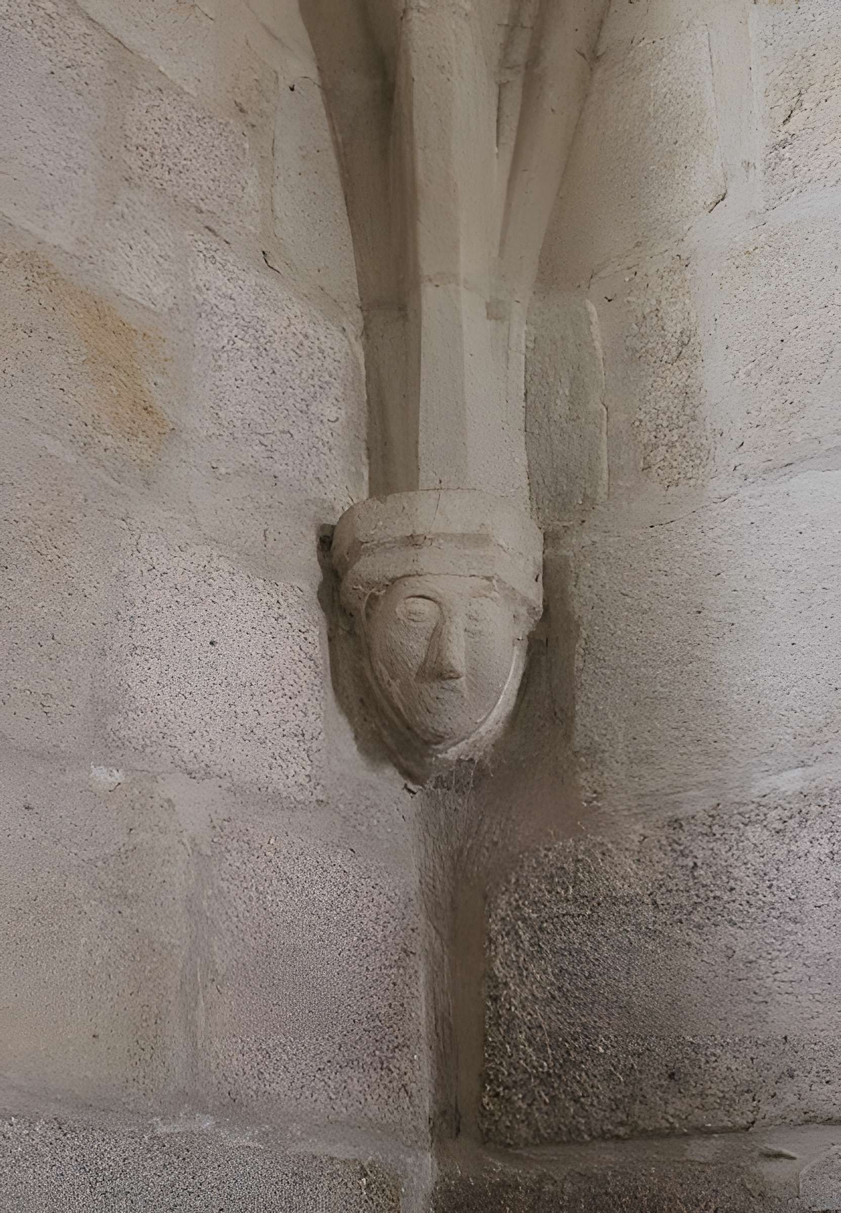 Église Saint-Jacques de Chaumeil et croix