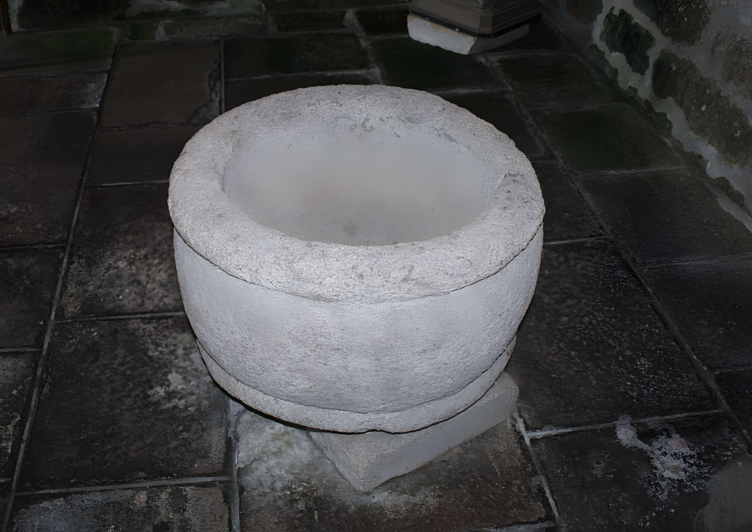 Église Saint-Jacques de Chaumeil et croix