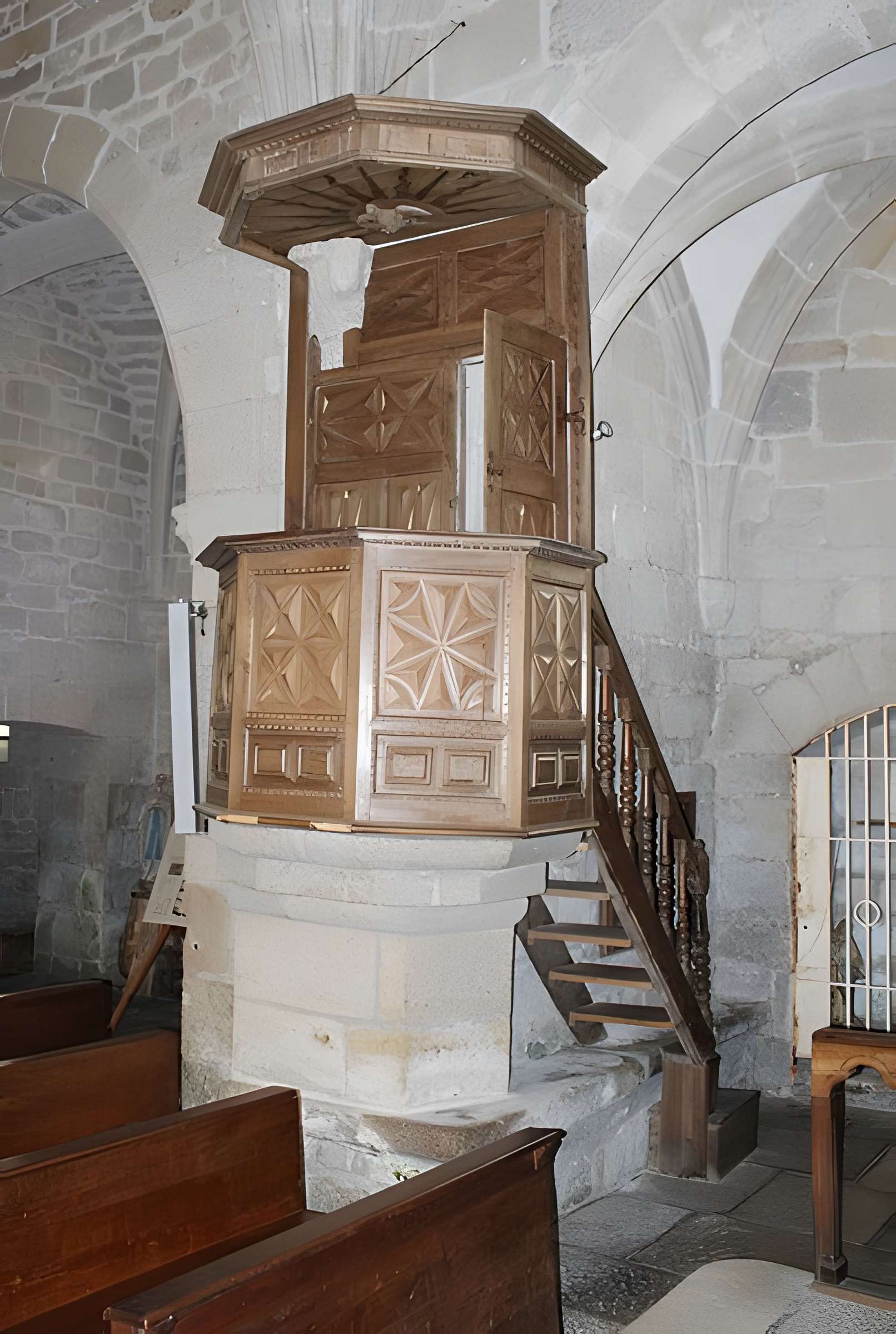 Église Saint-Jacques de Chaumeil et croix