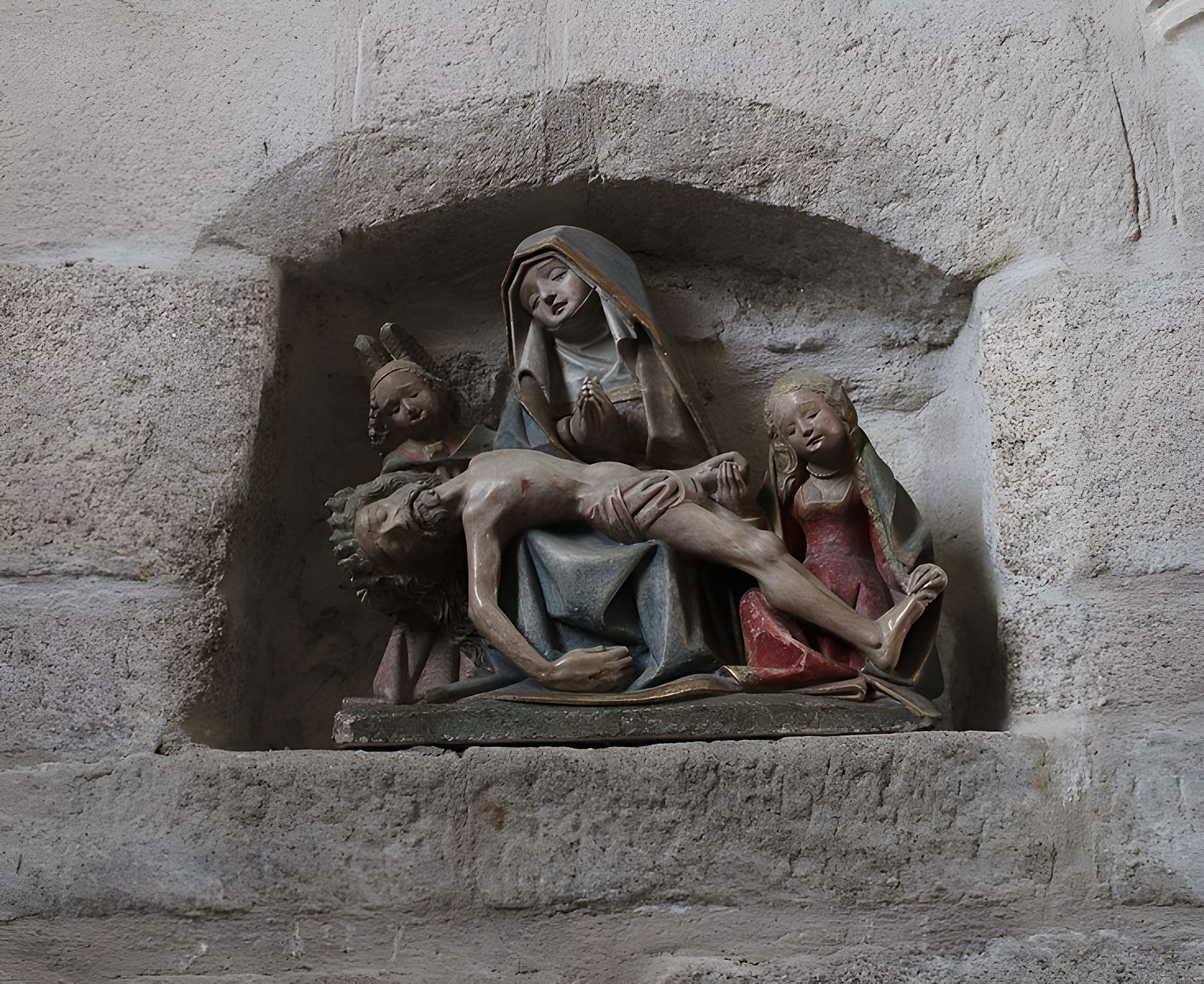 Église Saint-Jacques de Chaumeil et croix