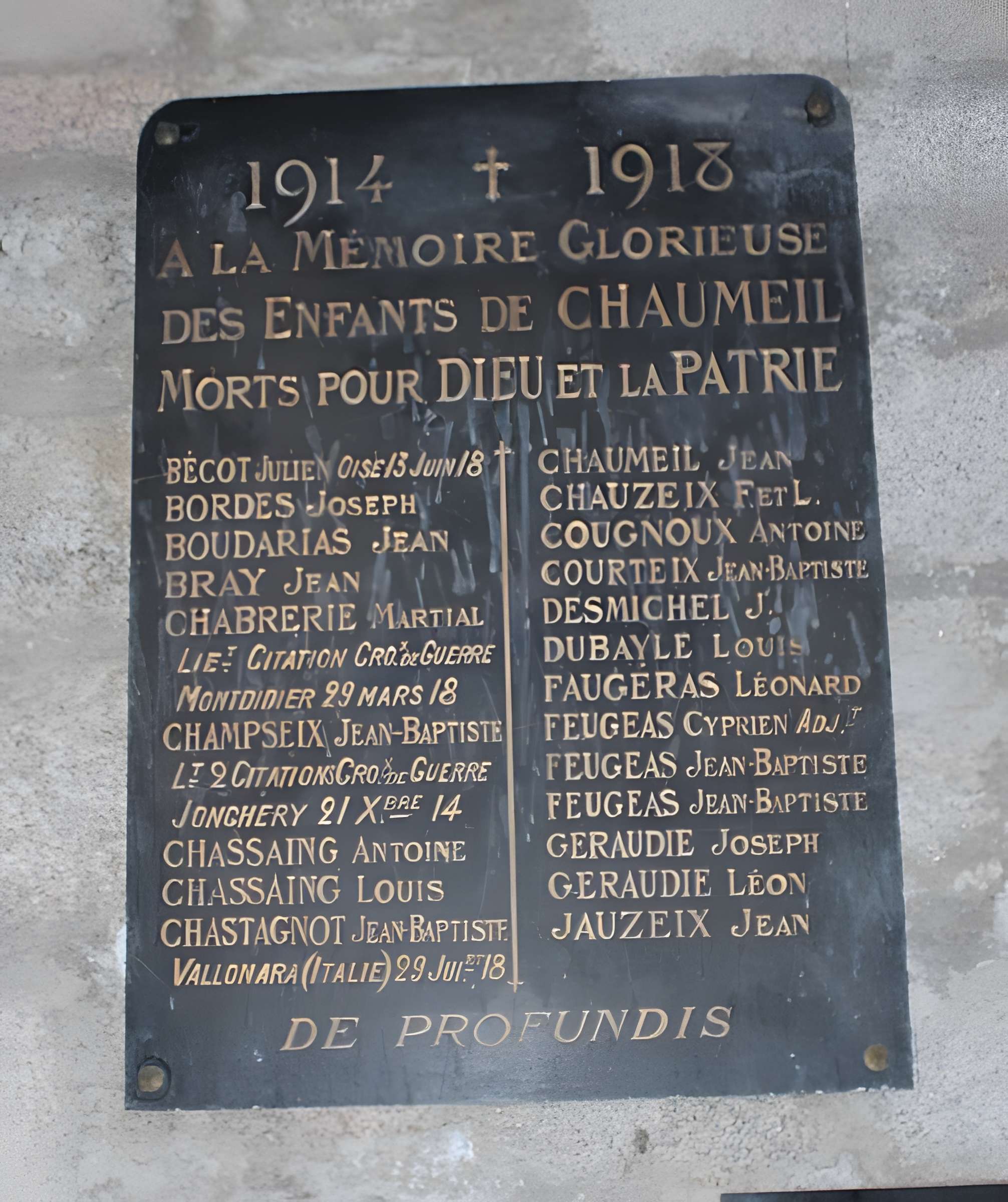 Église Saint-Jacques de Chaumeil et croix