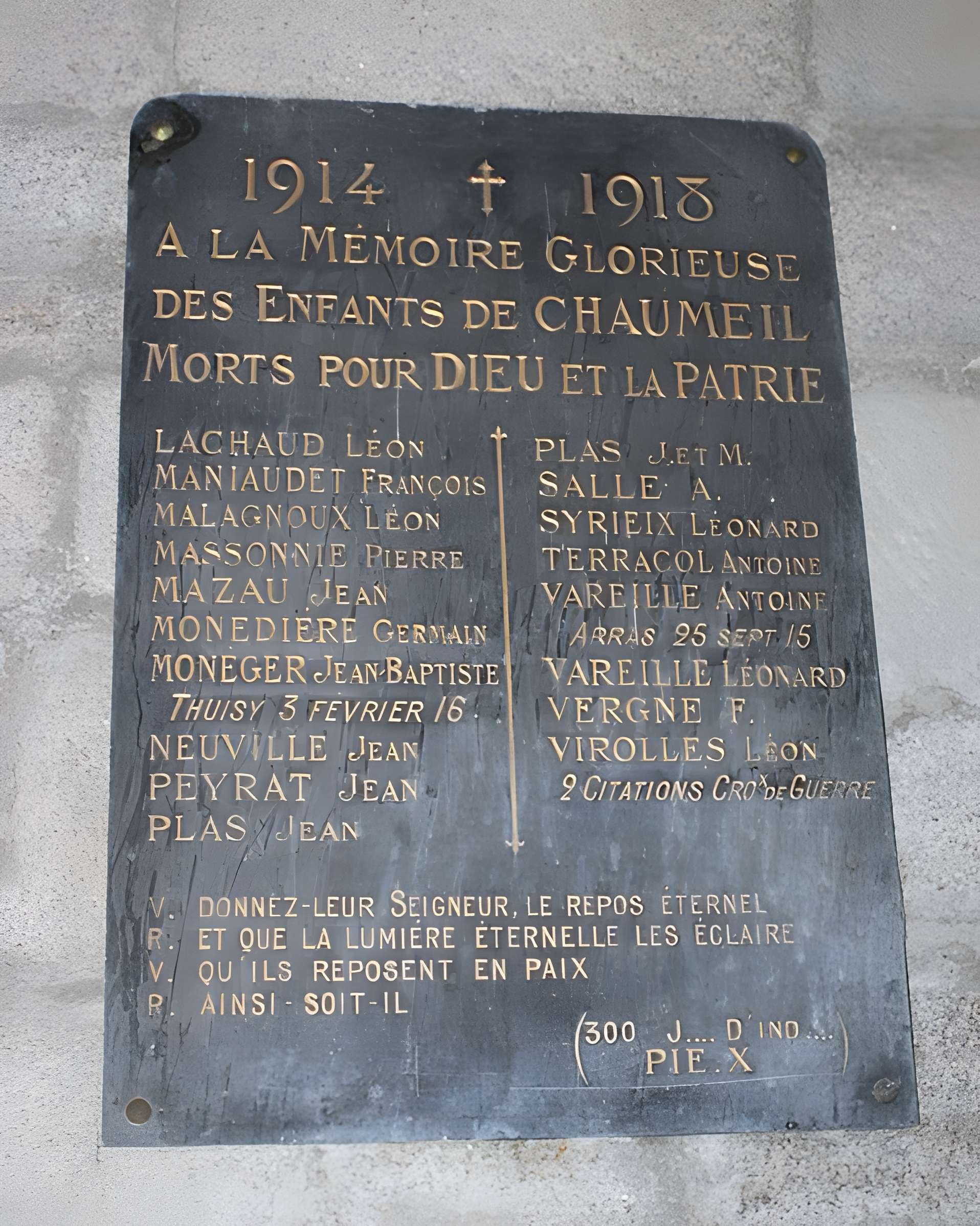 Église Saint-Jacques de Chaumeil et croix