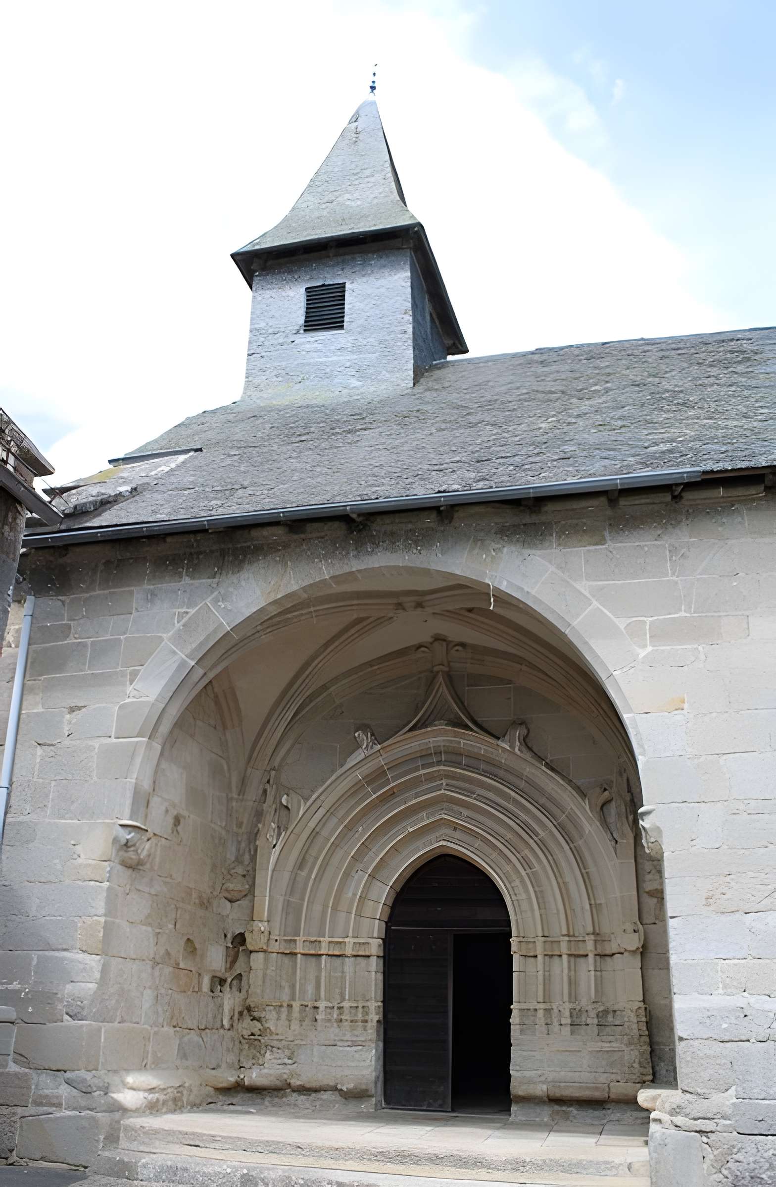 Église Saint-Jacques de Chaumeil et croix