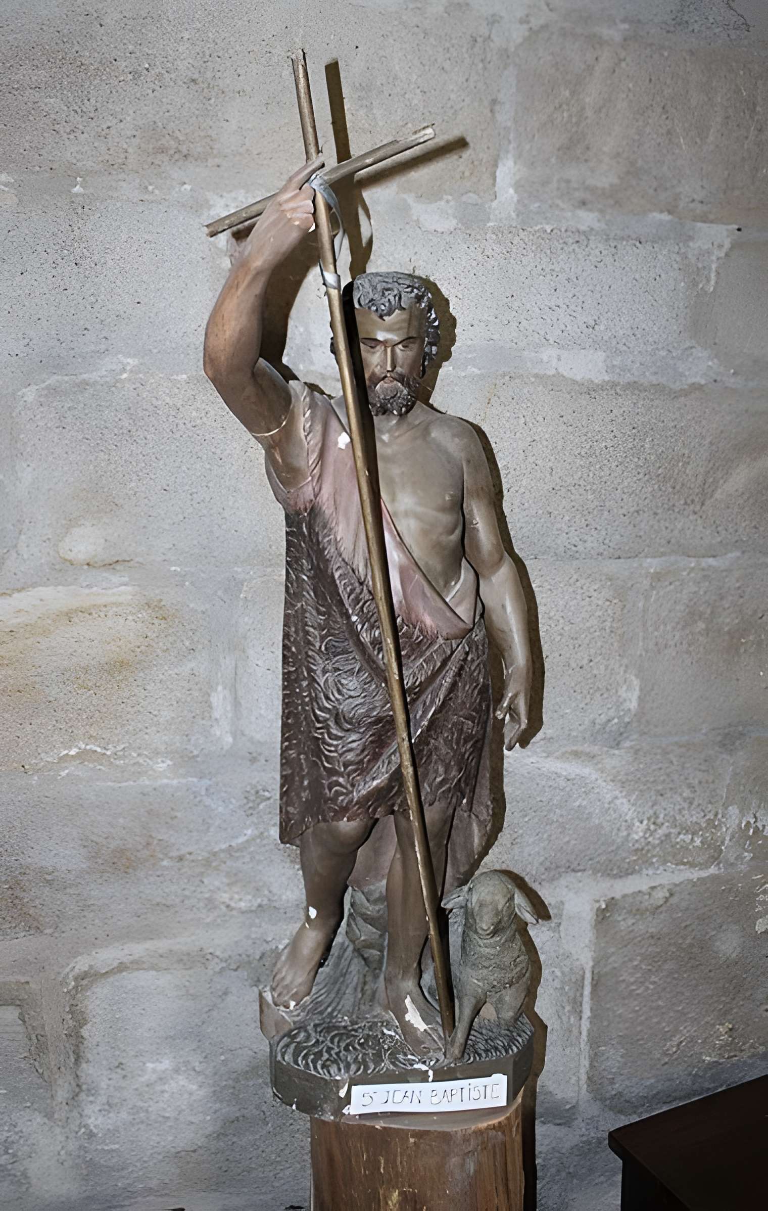 Église Saint-Jacques de Chaumeil et croix