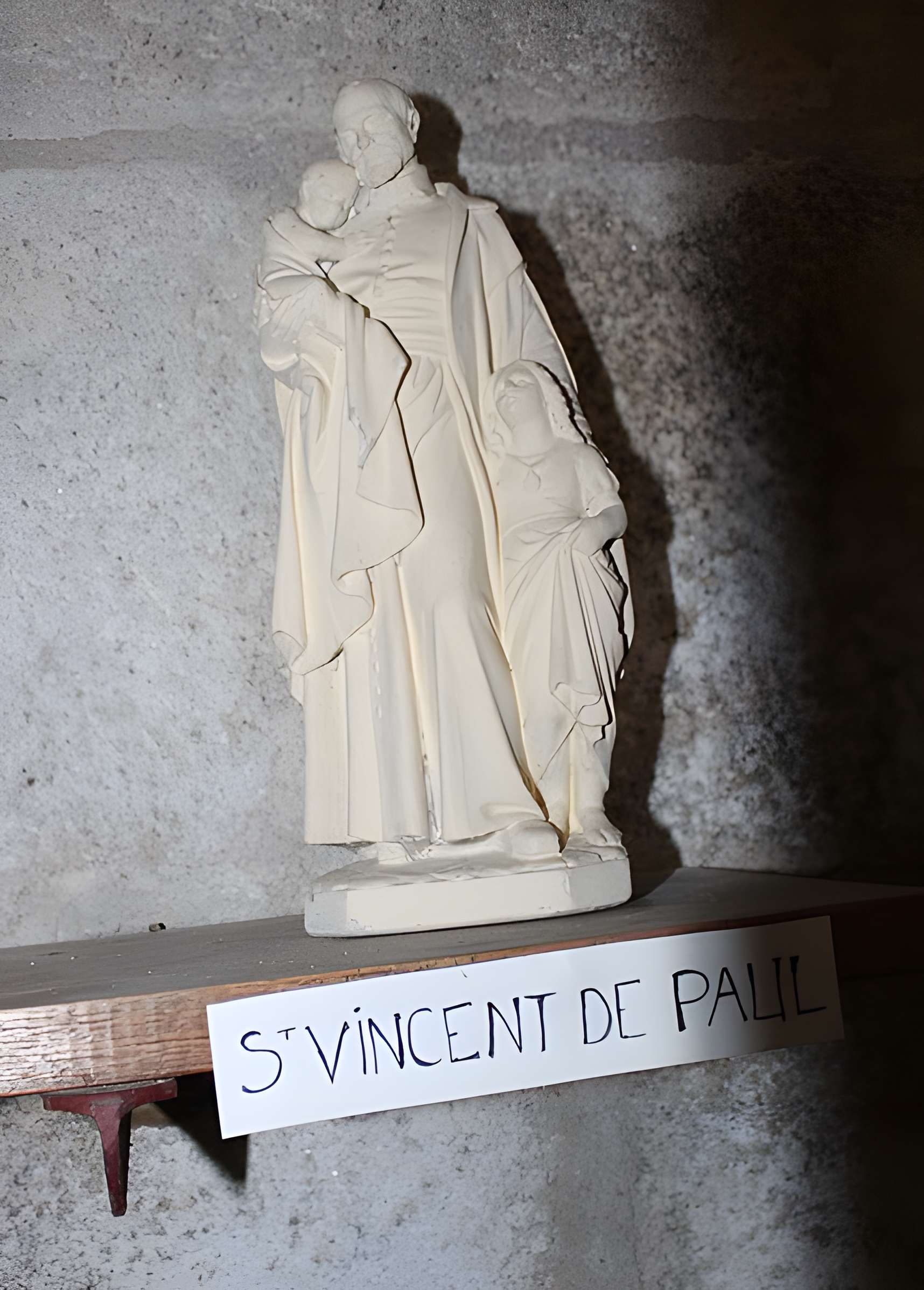 Église Saint-Jacques de Chaumeil et croix