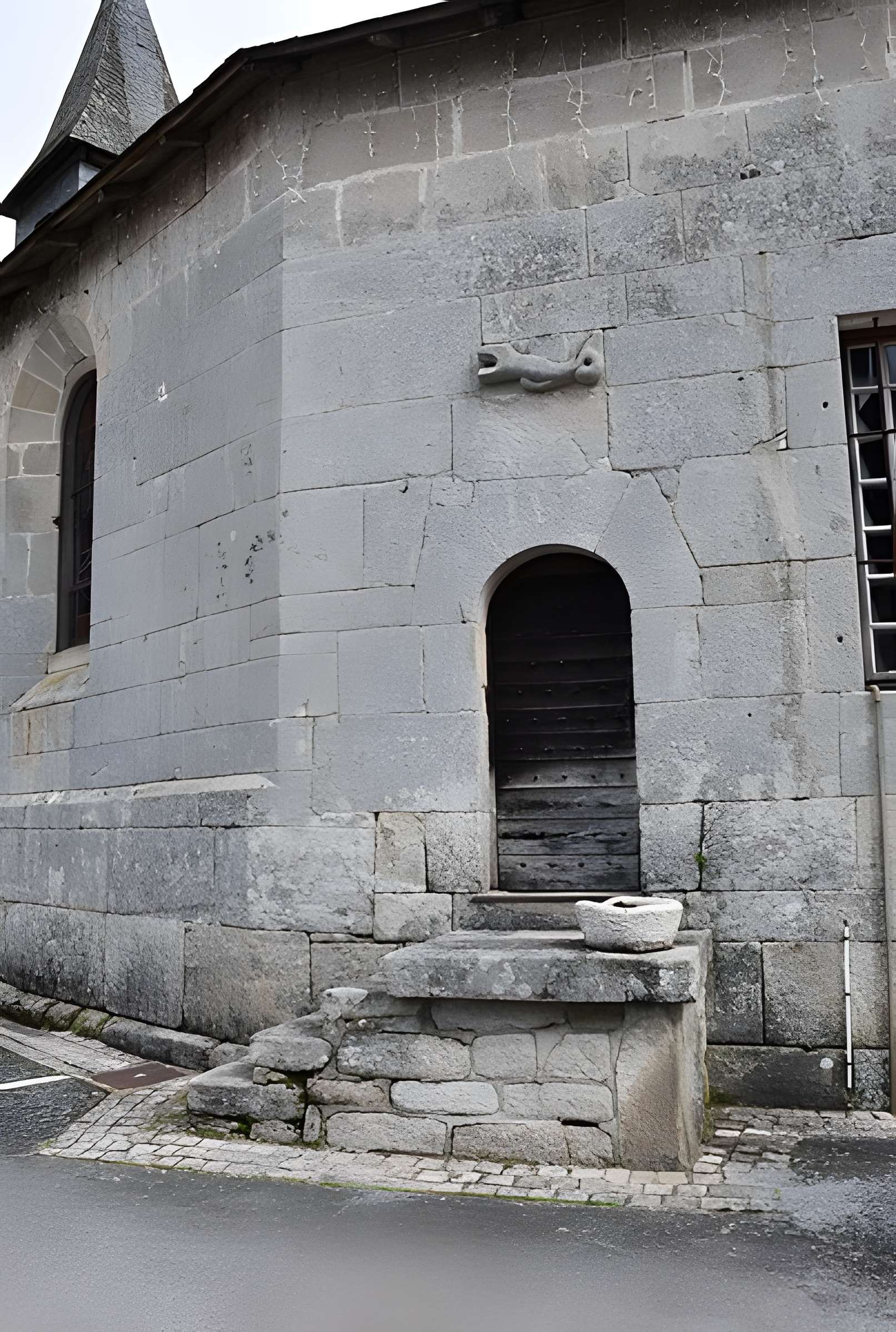 Église Saint-Jacques de Chaumeil et croix