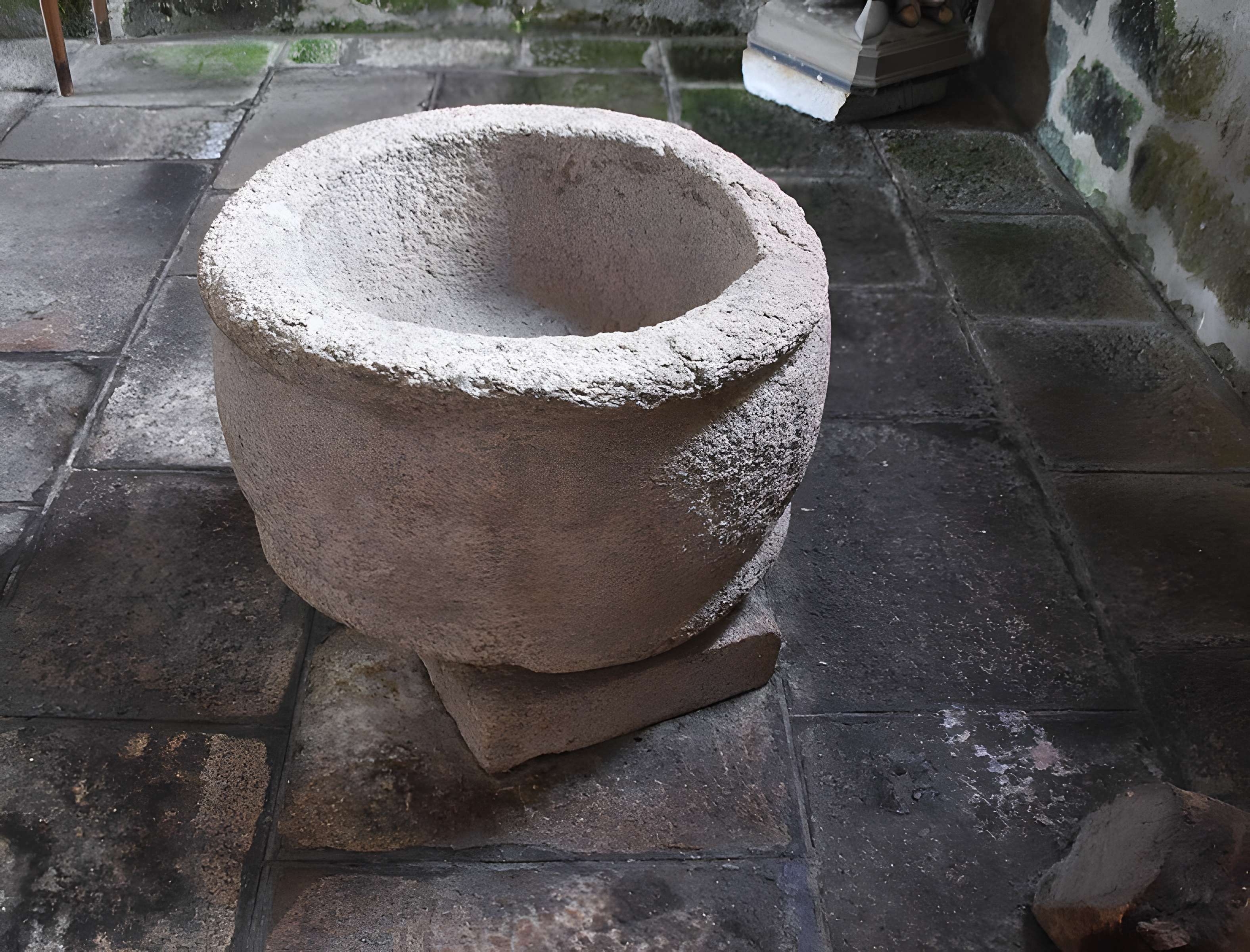 Église Saint-Jacques de Chaumeil et croix