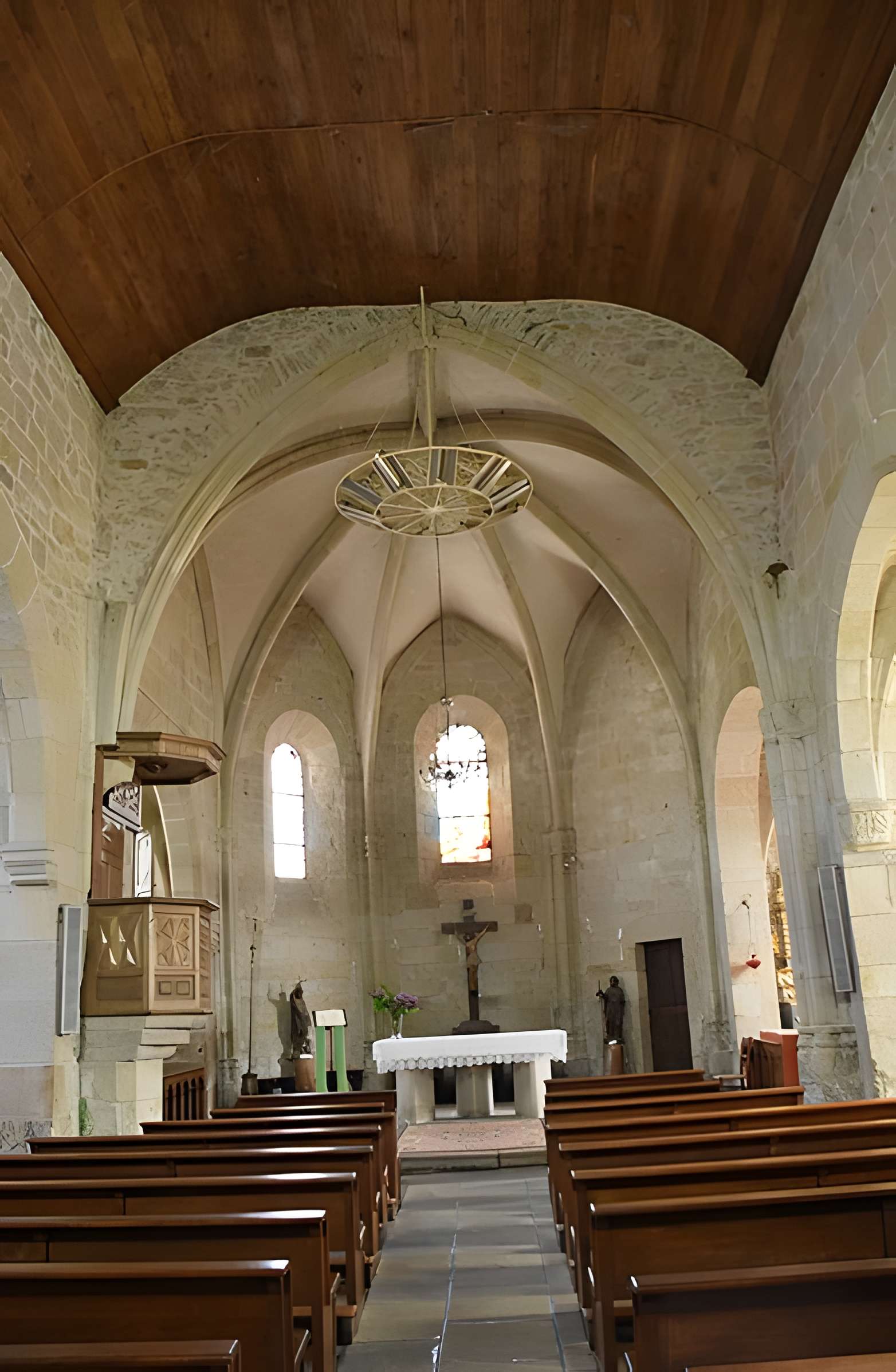 Église Saint-Jacques de Chaumeil et croix