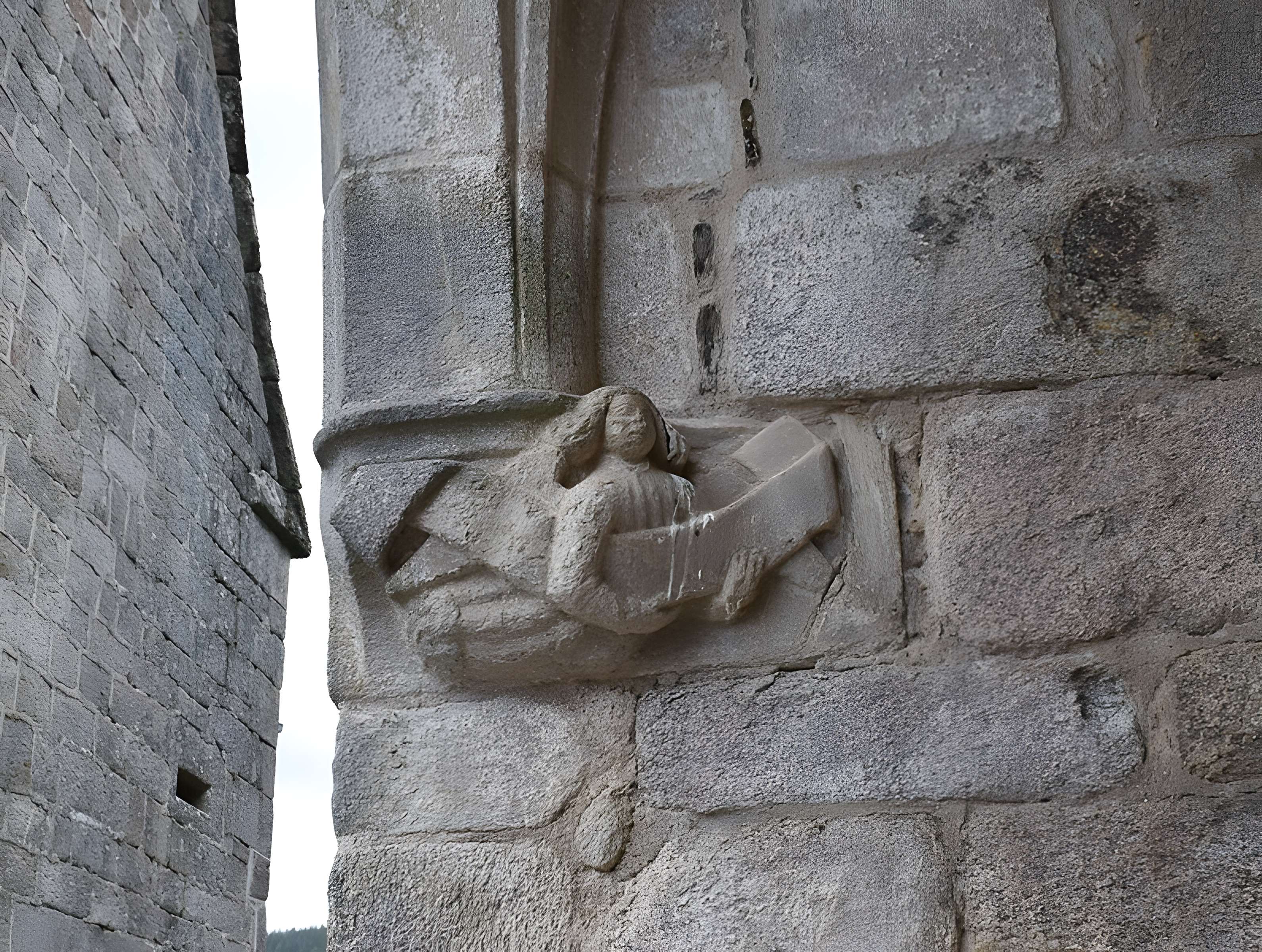 Église Saint-Jacques de Chaumeil et croix