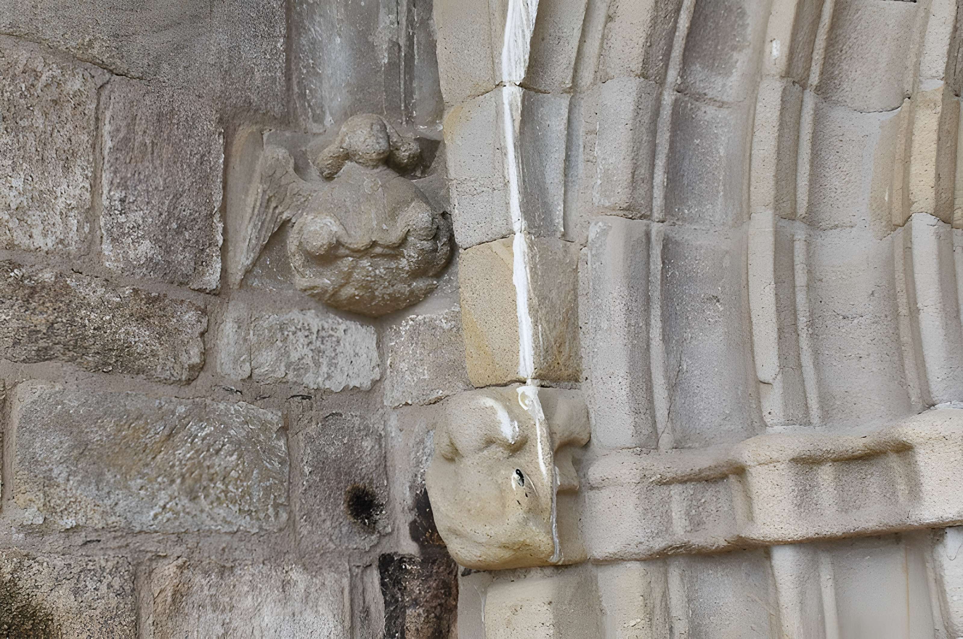 Église Saint-Jacques de Chaumeil et croix