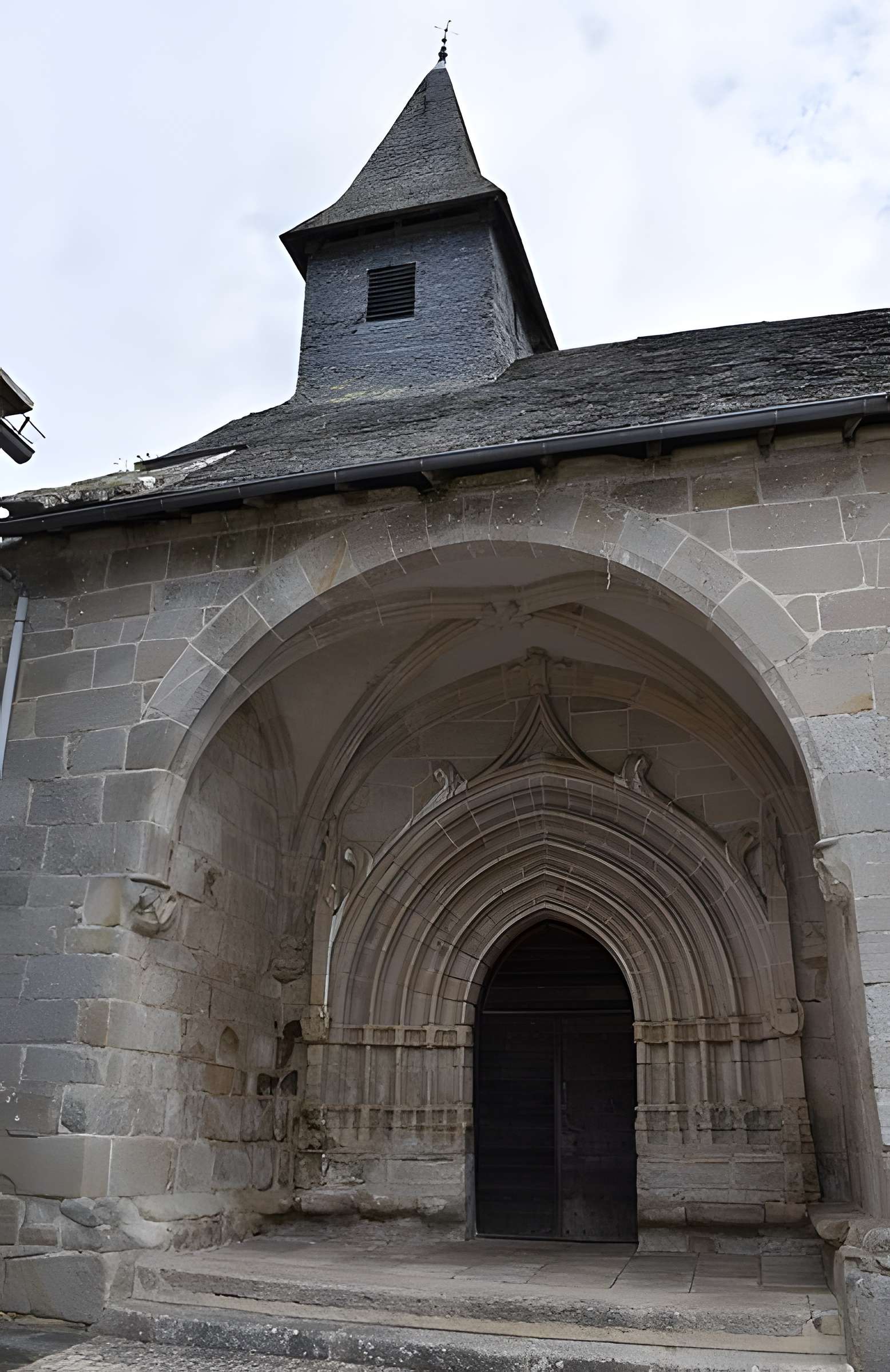 Église Saint-Jacques de Chaumeil et croix