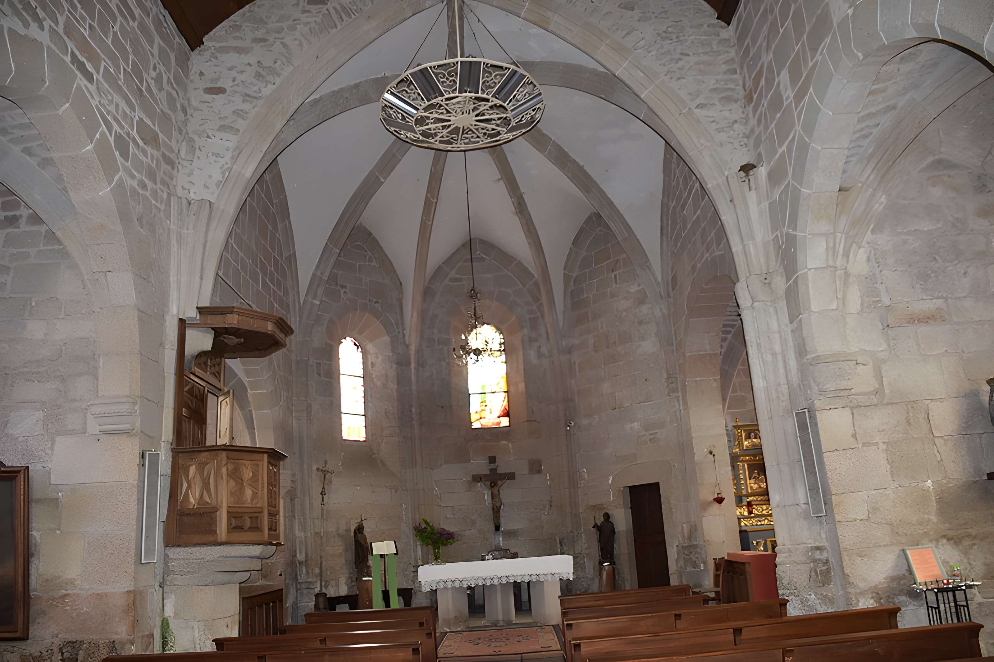 Église Saint-Jacques de Chaumeil et croix
