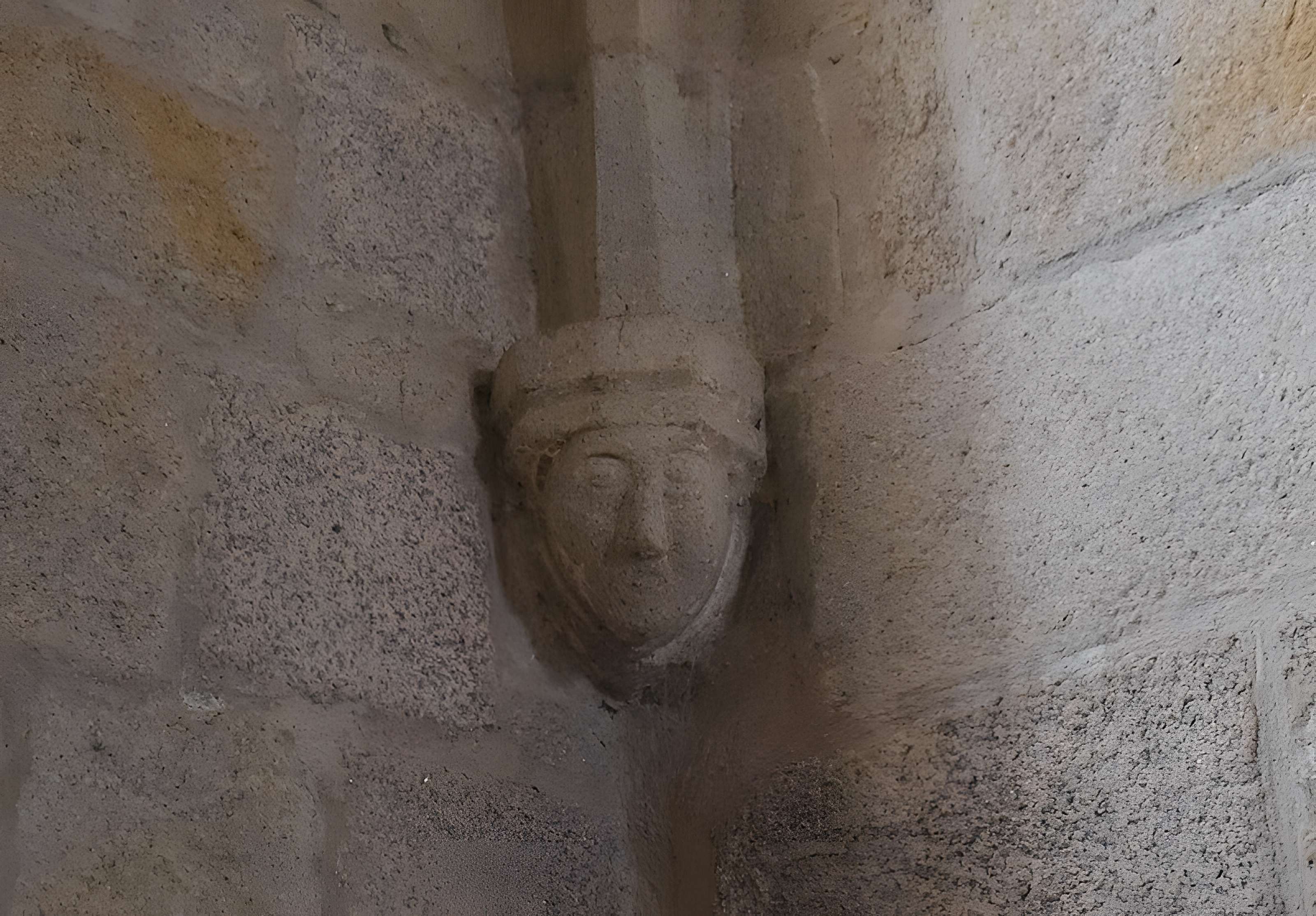 Église Saint-Jacques de Chaumeil et croix