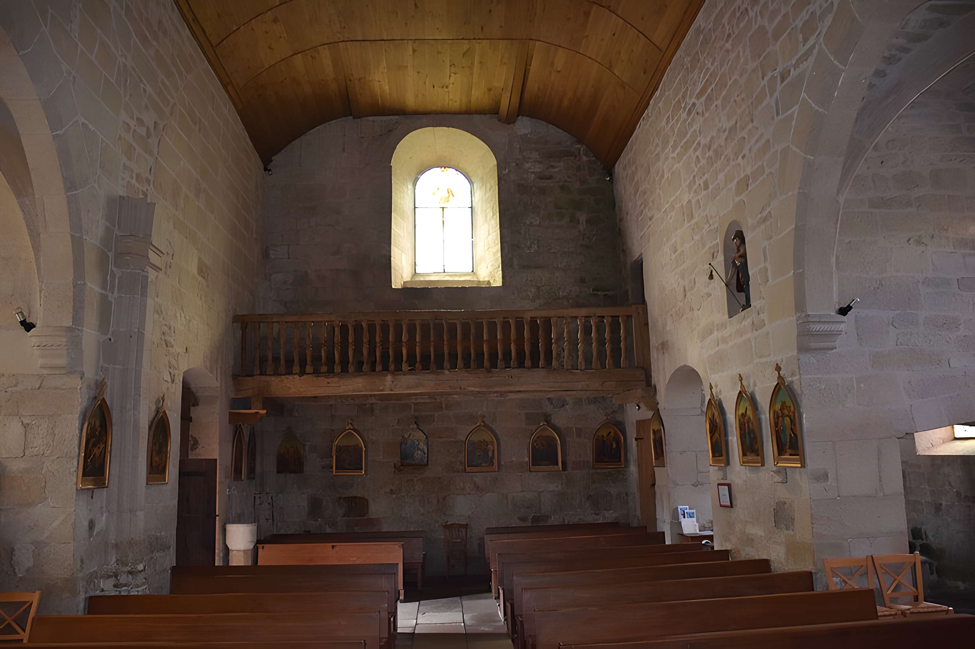 Église Saint-Jacques de Chaumeil et croix