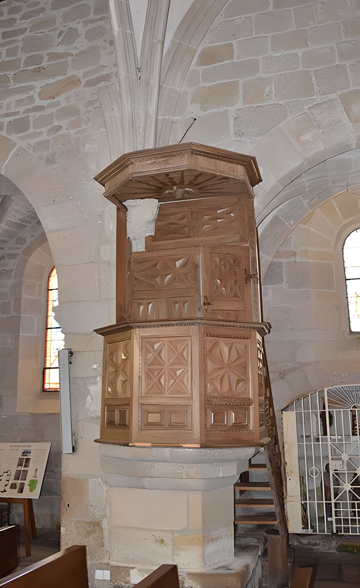 Église Saint-Jacques de Chaumeil et croix