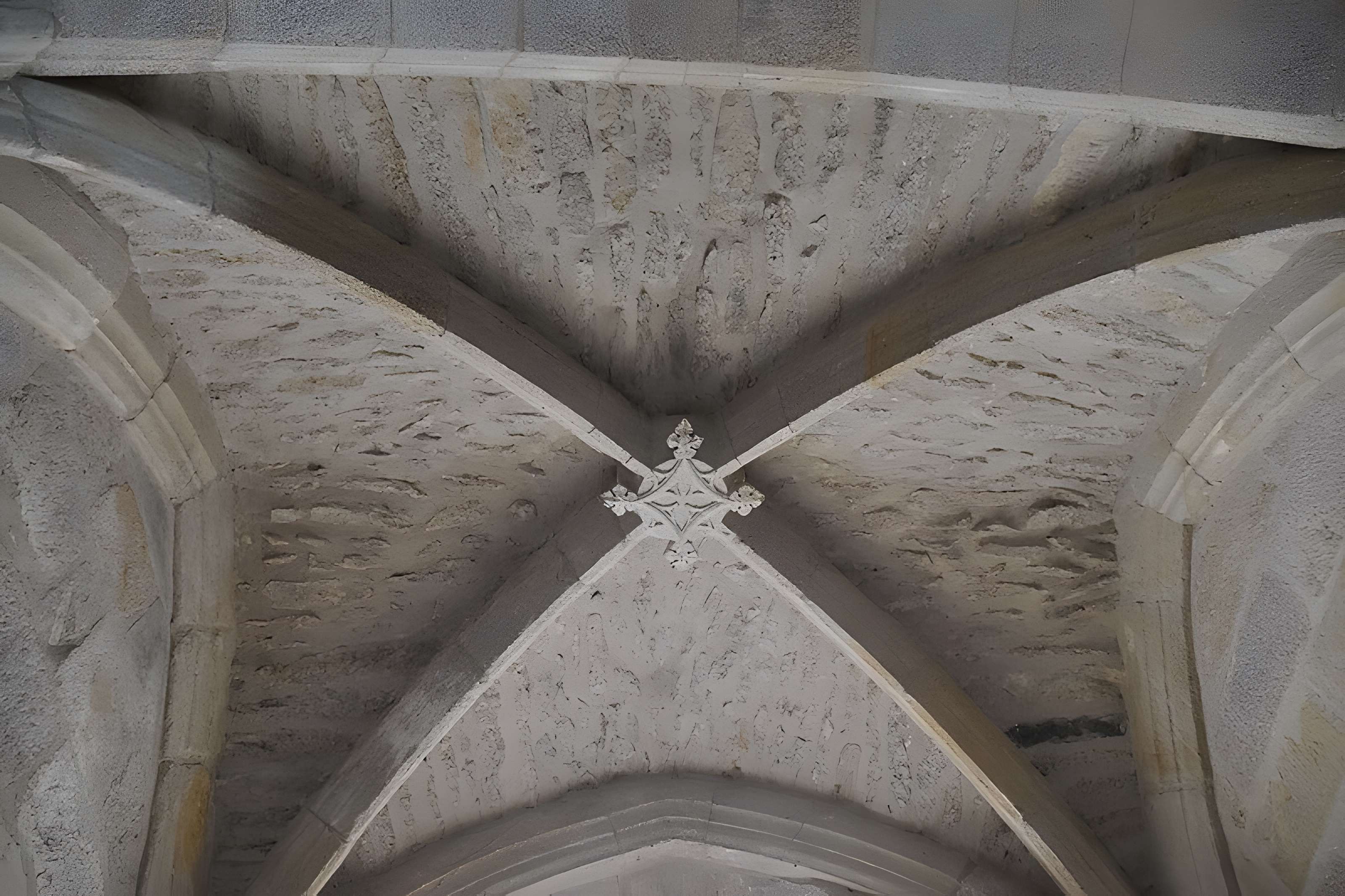 Église Saint-Jacques de Chaumeil et croix